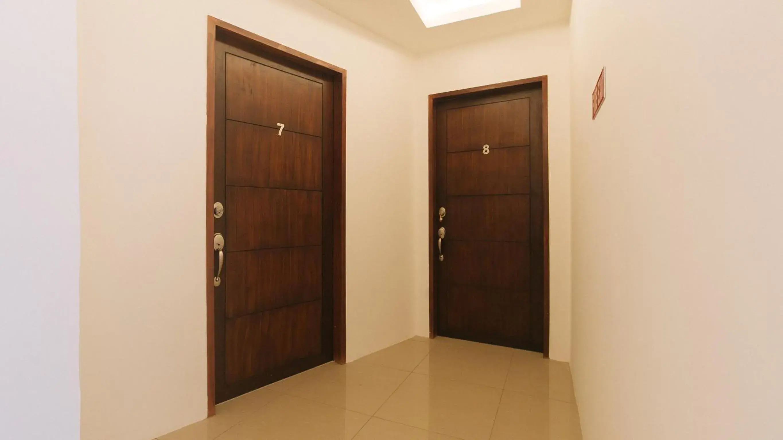 Property building in RedDoorz at Happy Stay Apartelle Property building in RedDoorz at Happy Stay Apartelle