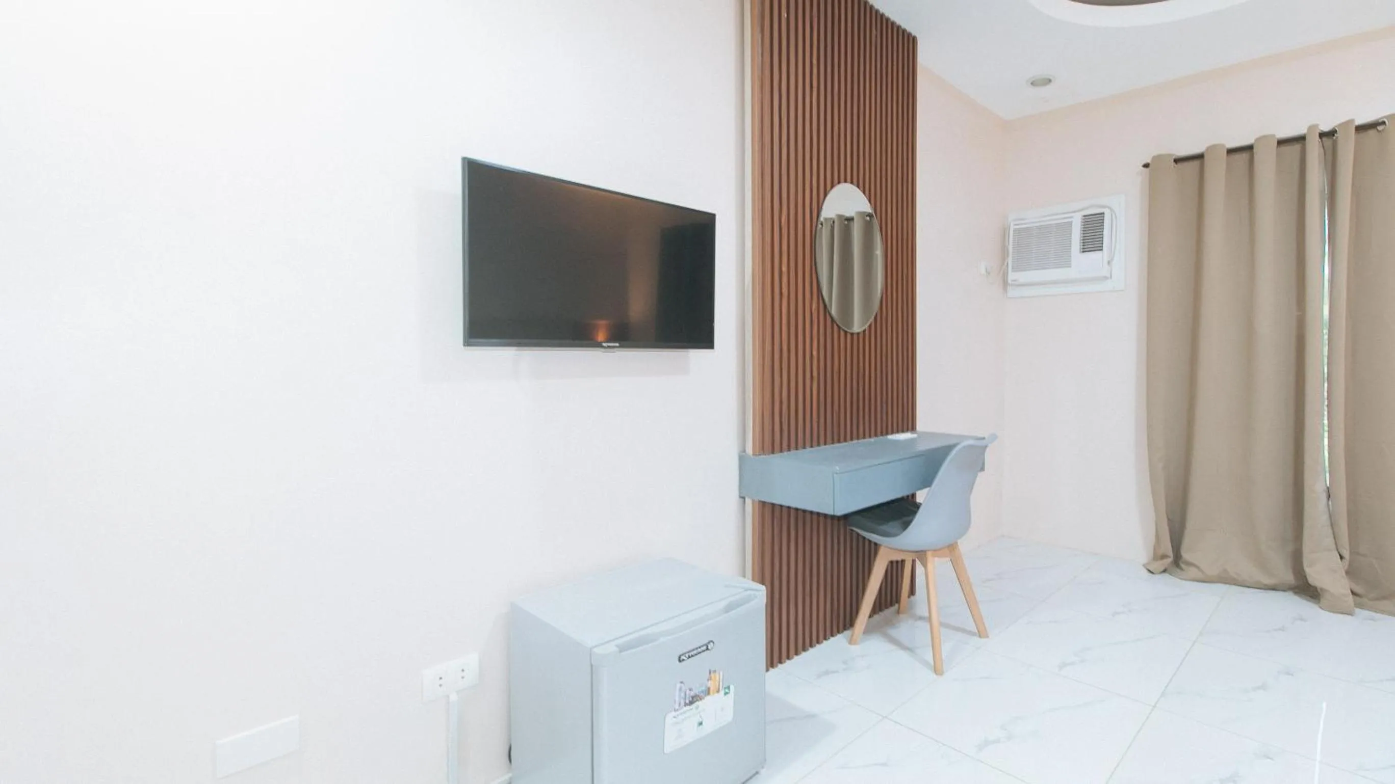 TV and multimedia in RedDoorz at Happy Stay Apartelle