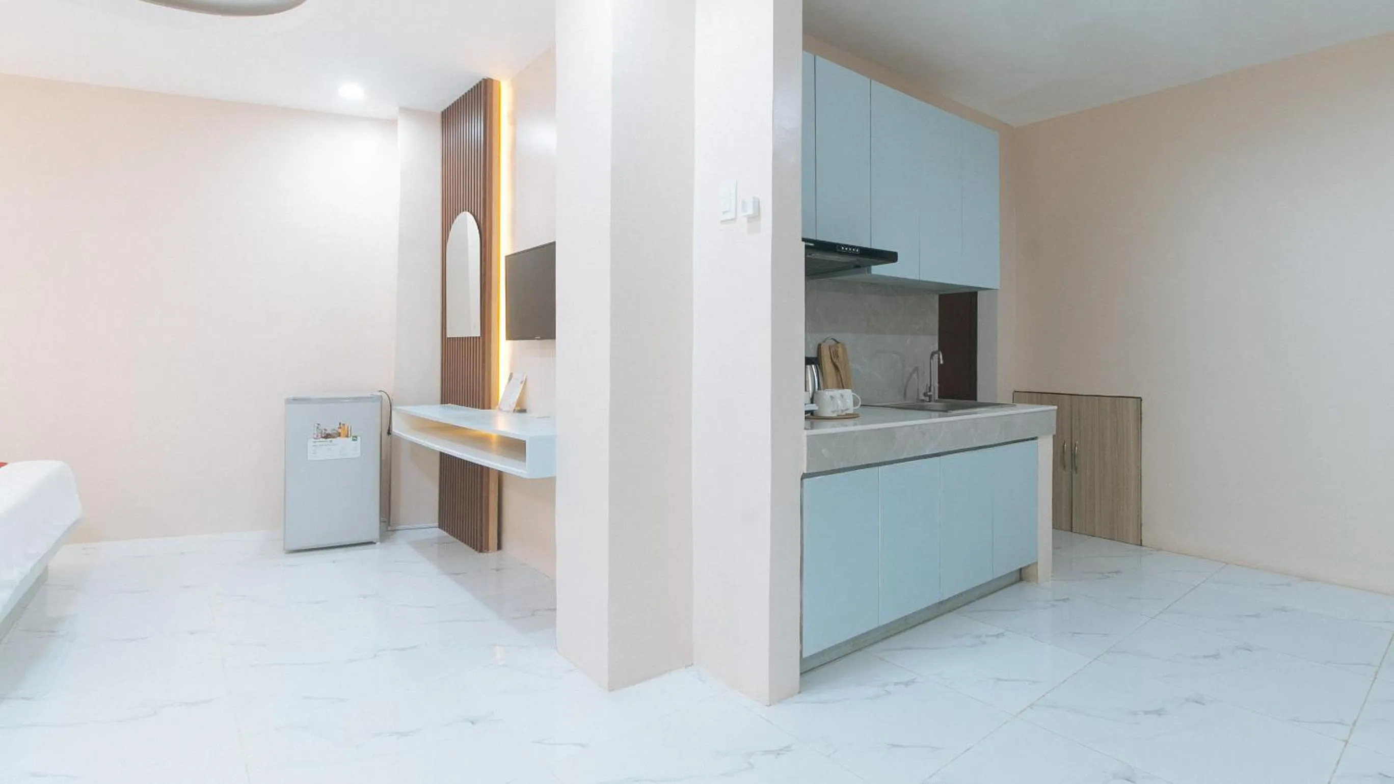 TV and multimedia in RedDoorz at Happy Stay Apartelle