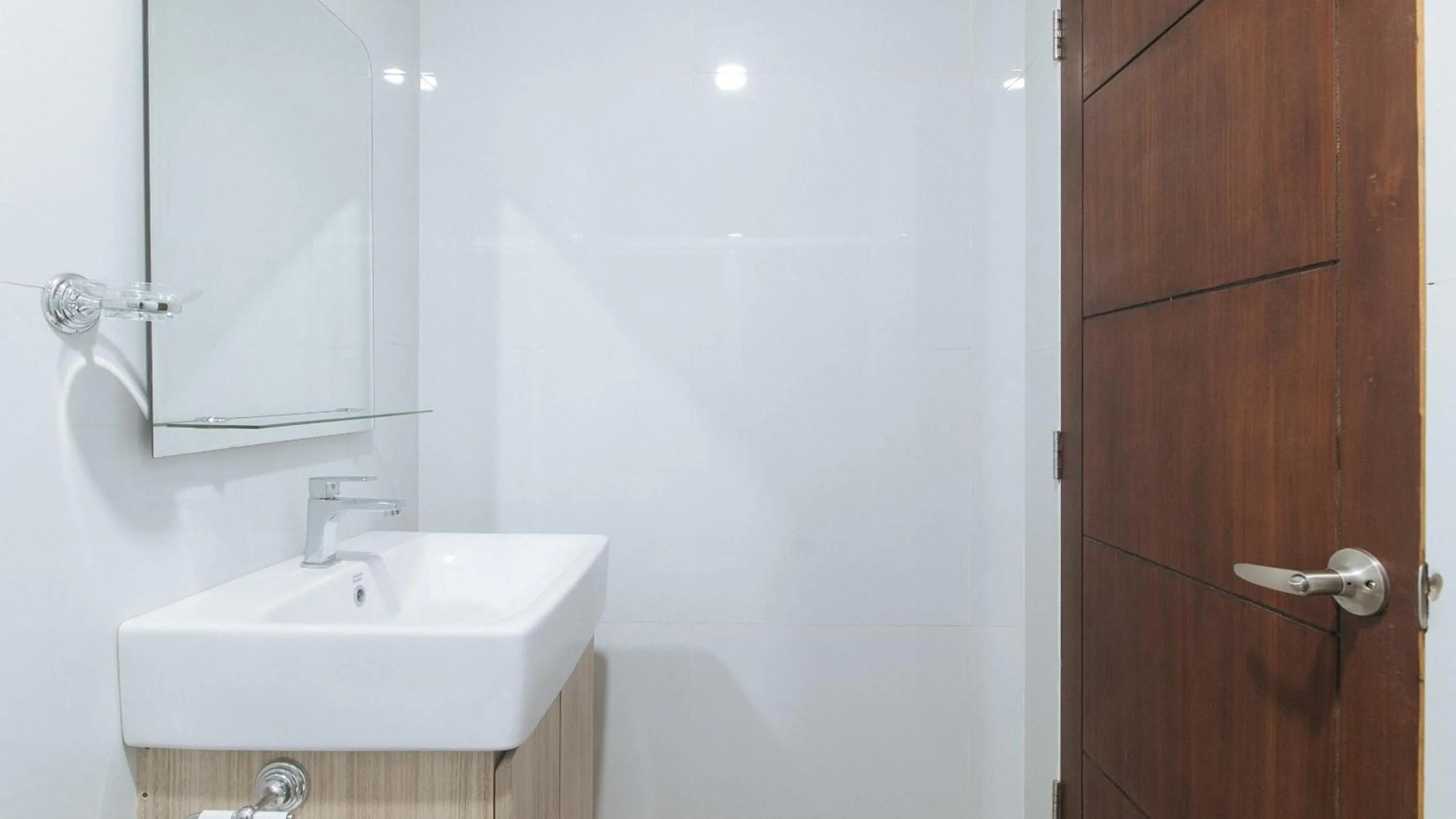 Bathroom in RedDoorz at Happy Stay Apartelle