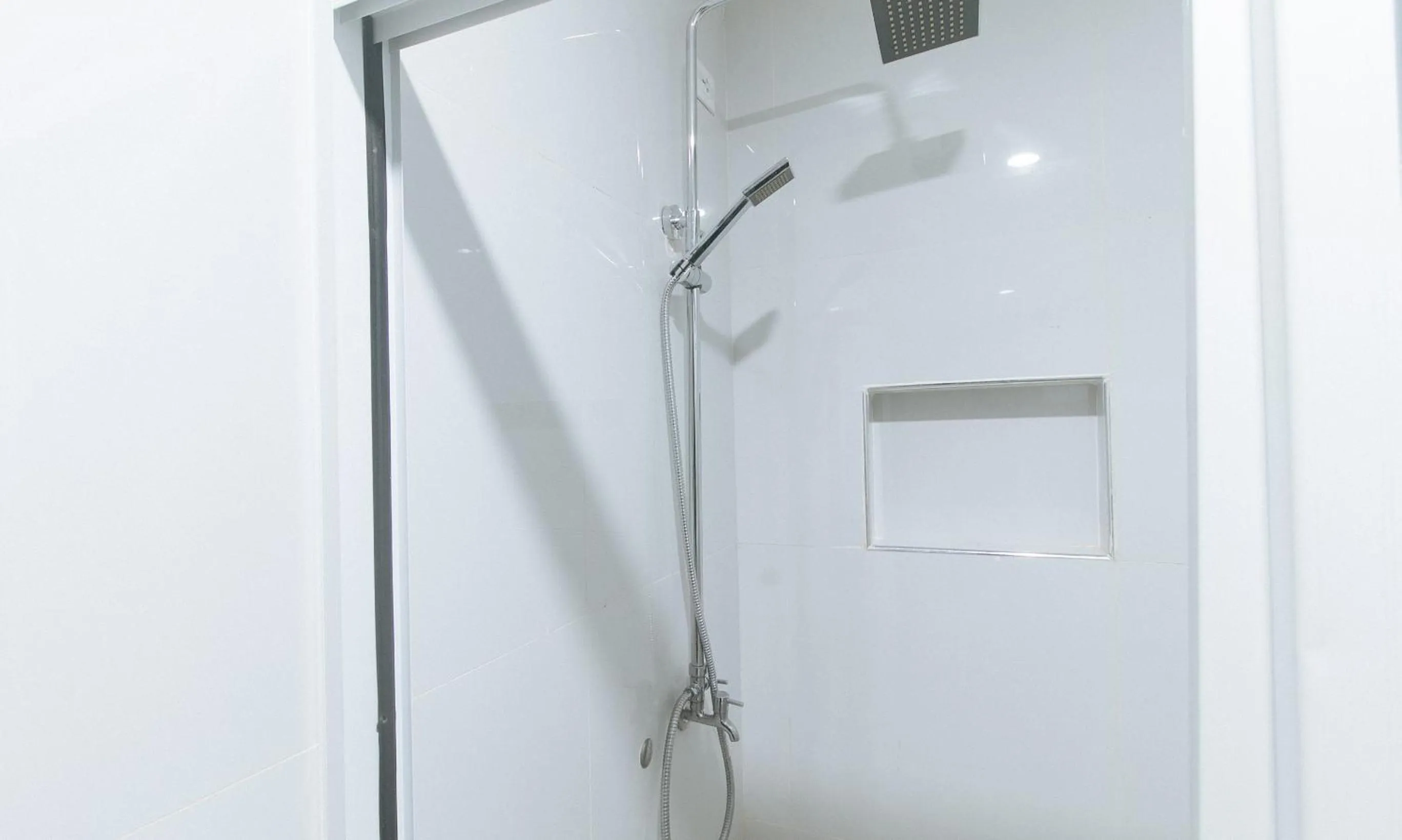 Shower in RedDoorz at Happy Stay Apartelle