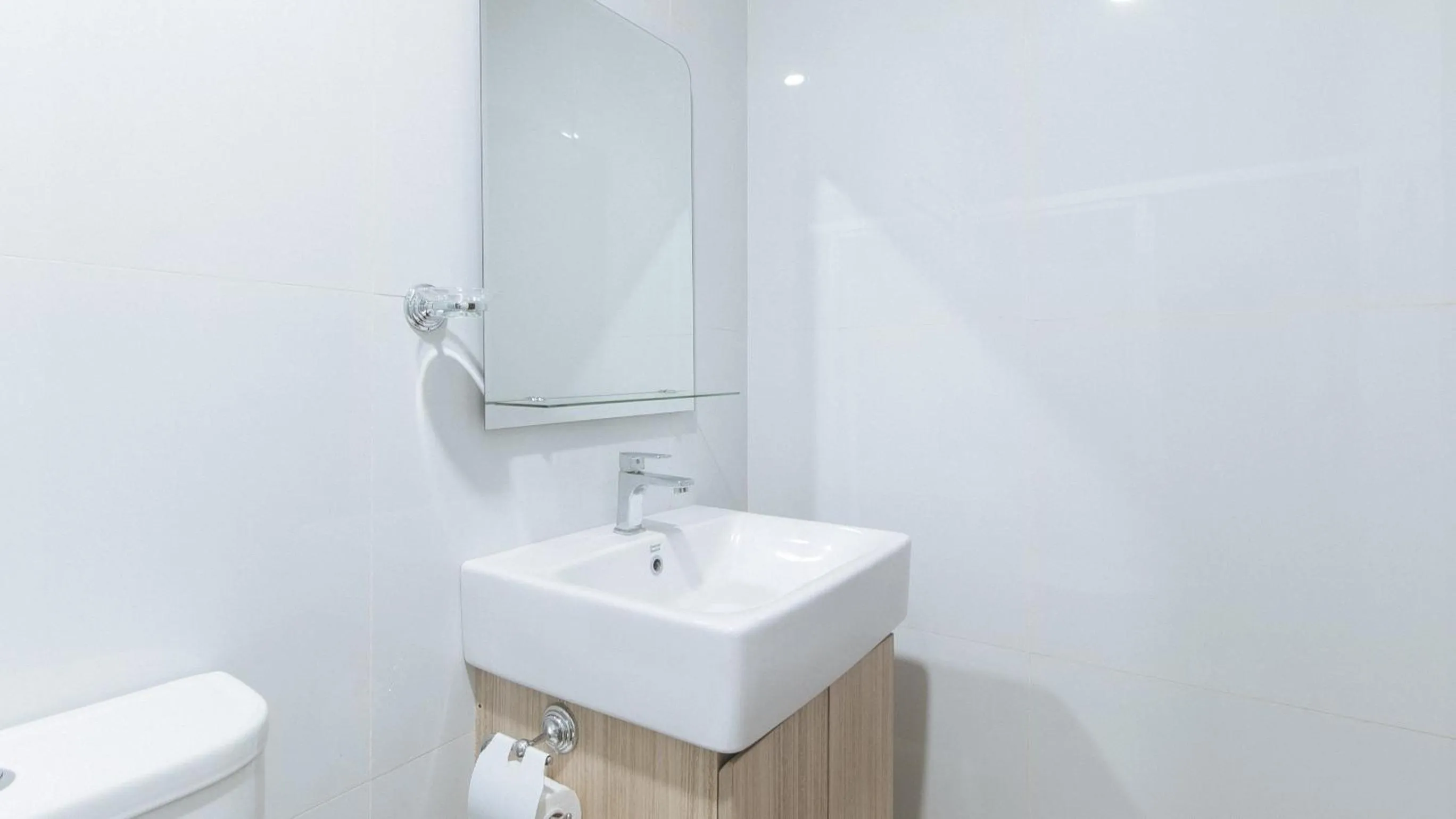 Bathroom in RedDoorz at Happy Stay Apartelle