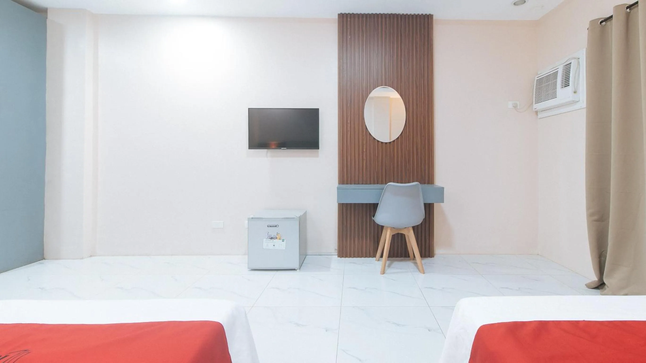 TV and multimedia, Bed in RedDoorz at Happy Stay Apartelle