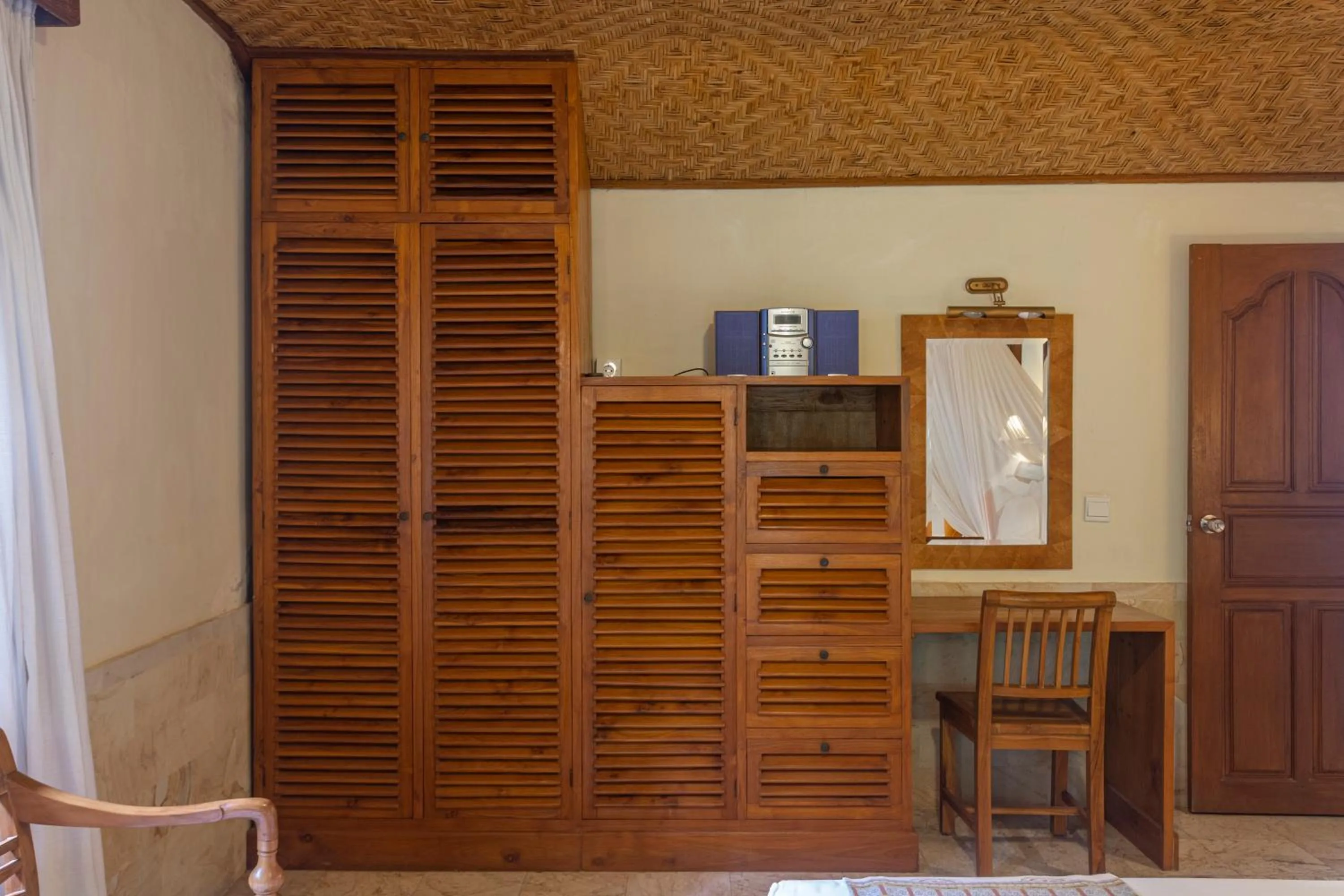 wardrobe in Nusa Indah Candidasa