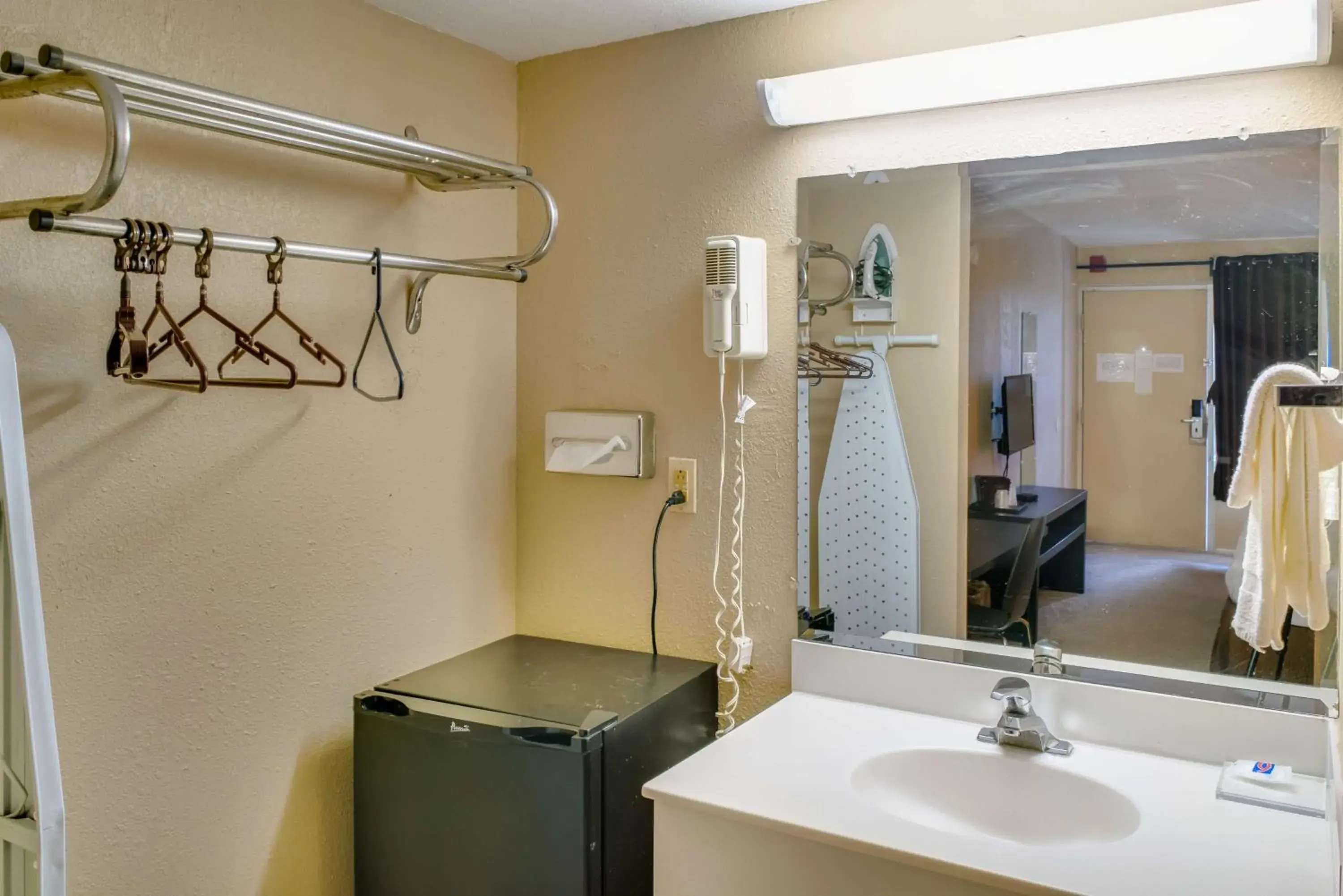 Photo of the whole room, Bathroom in Motel 75 Monroe