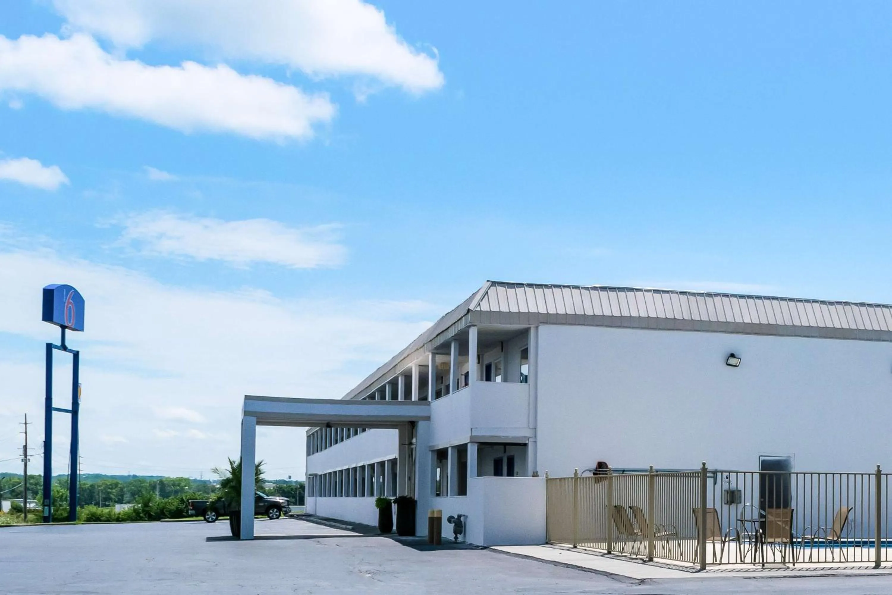 Property building in Motel 75 Monroe