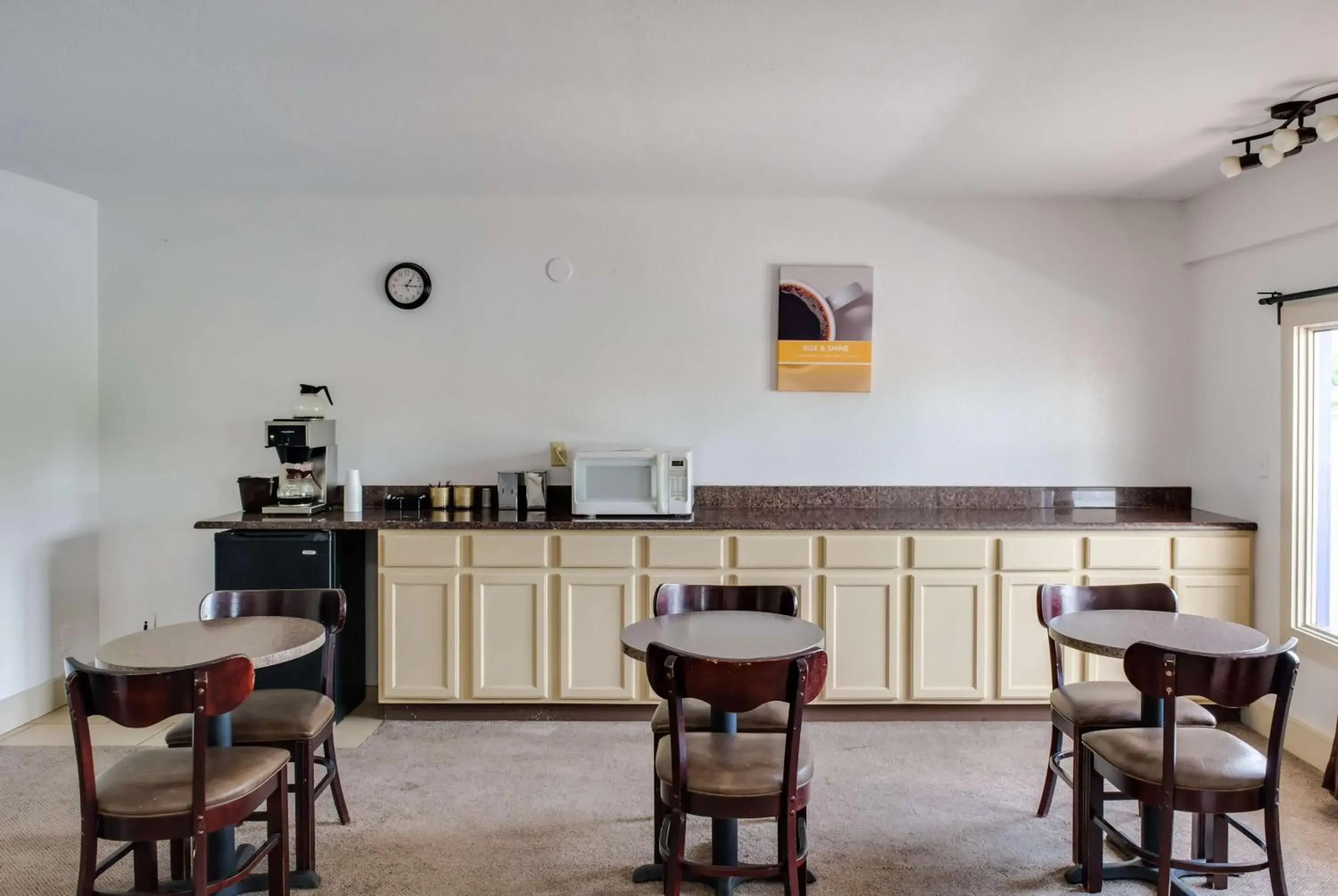 Restaurant/places to eat, Kitchen/Kitchenette in Motel 75 Monroe