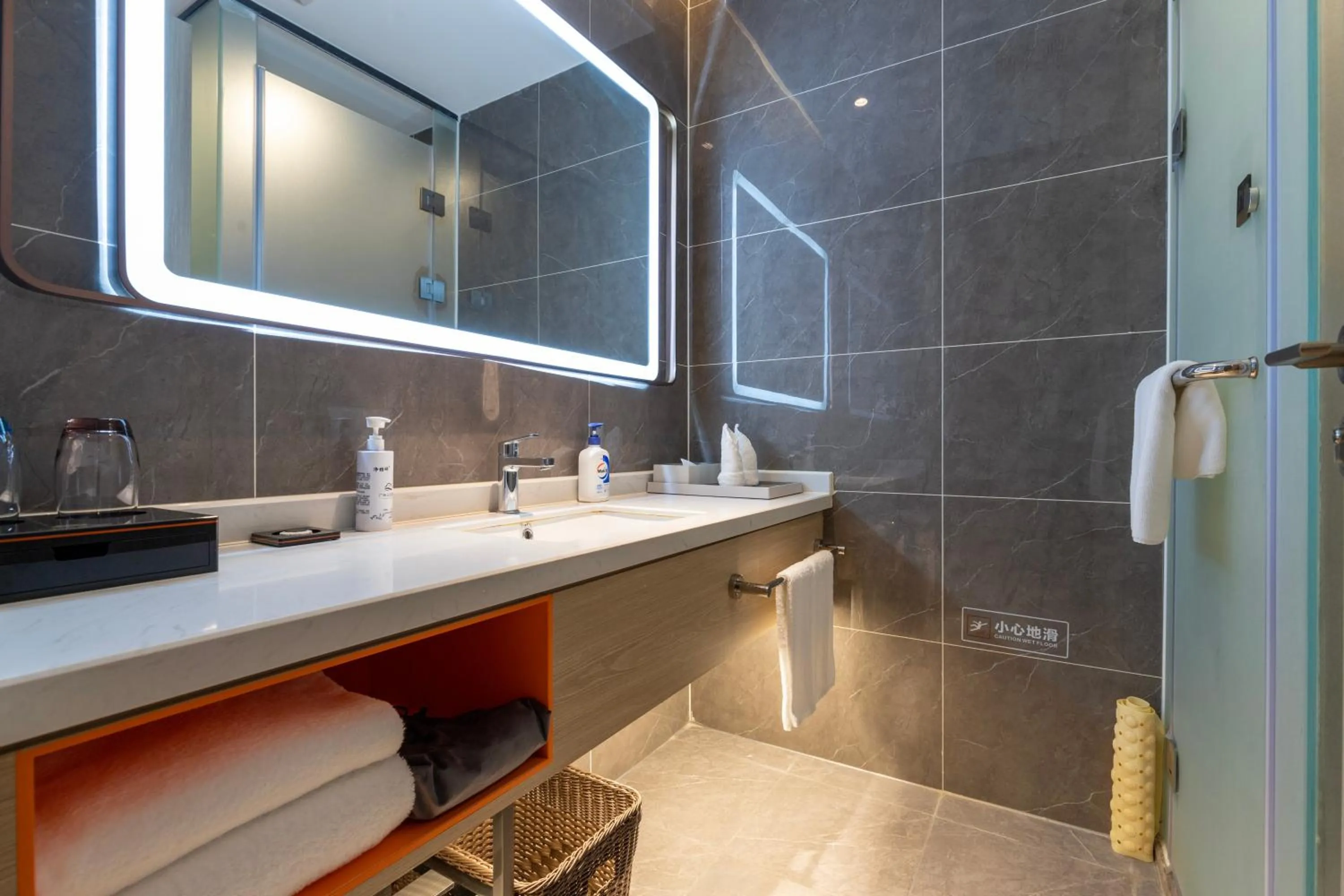 Bathroom in Guangzhou Yunjia Hotel - Airport Terminal 2