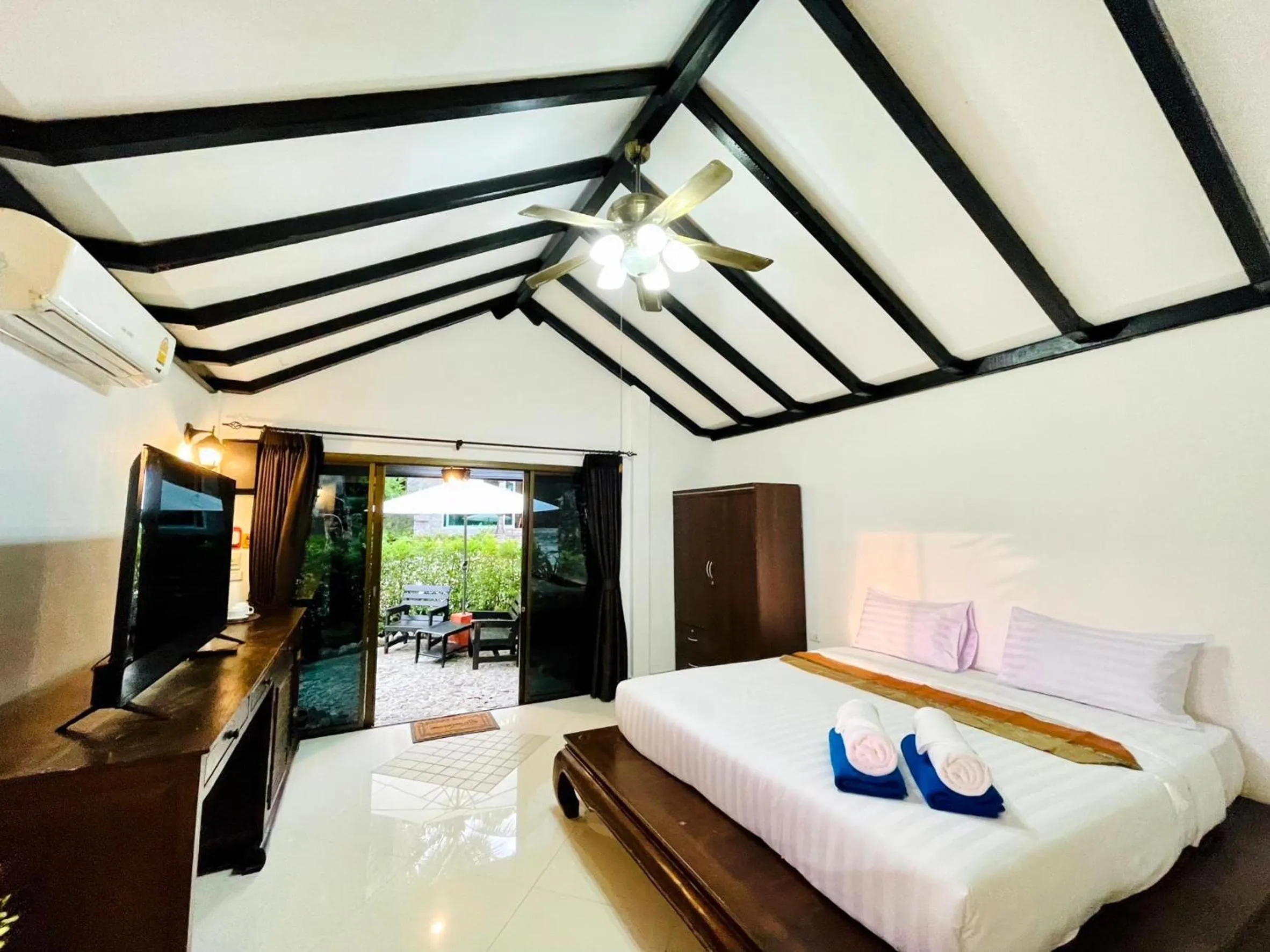 Bedroom, Bed in Boomerang Village Resort Kata