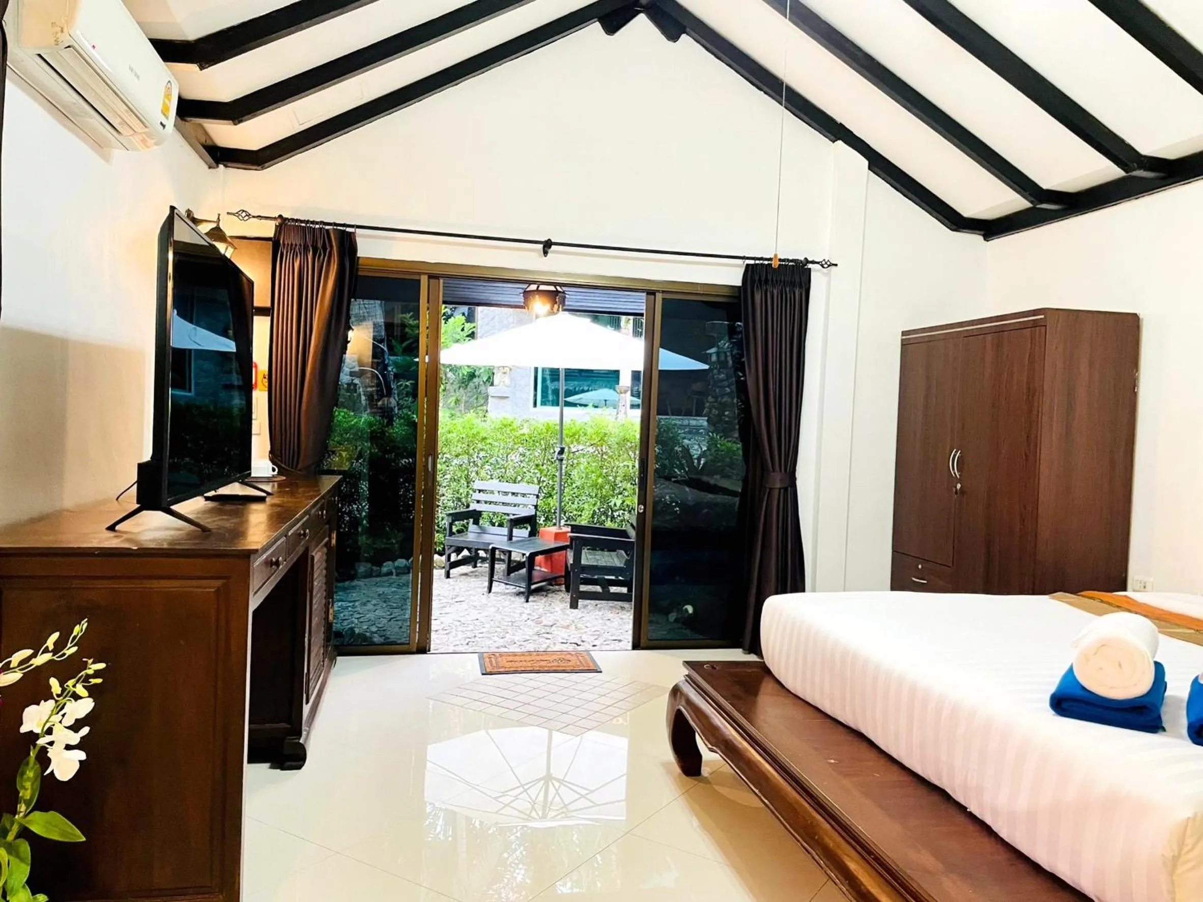 Bedroom, Bed in Boomerang Village Resort Kata