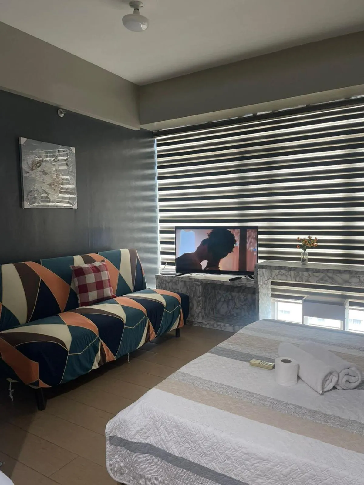 TV and multimedia, Bed in Henry's Newport Condotel