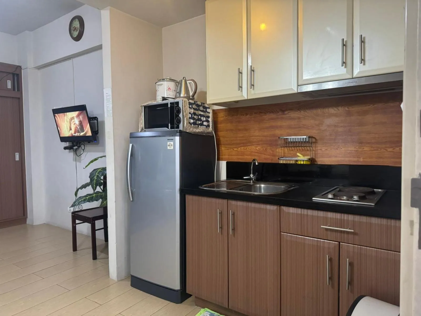 Henry's Newport Condotel