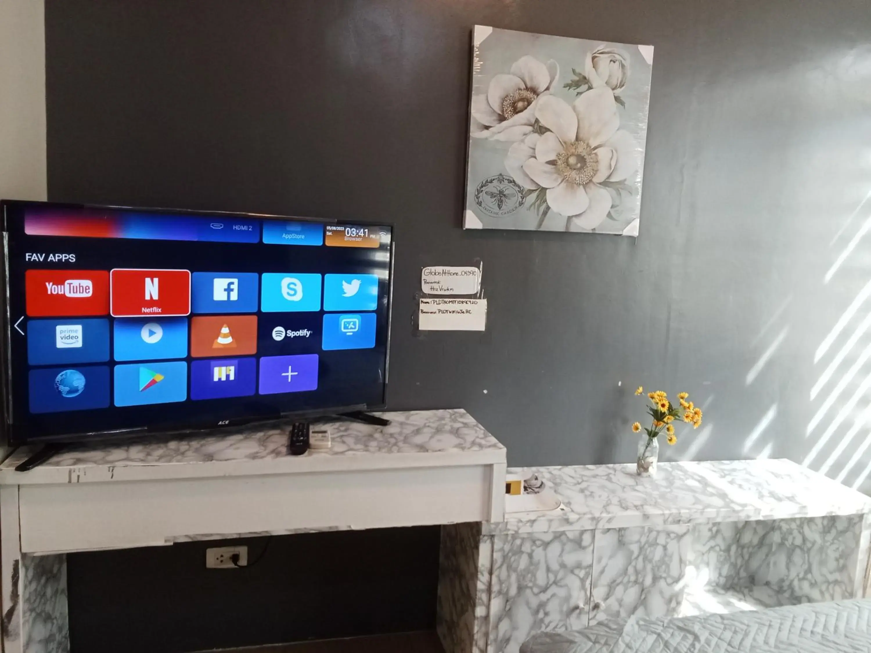 TV and multimedia in Henry's Newport Condotel TV and multimedia in Henry's Newport Condotel