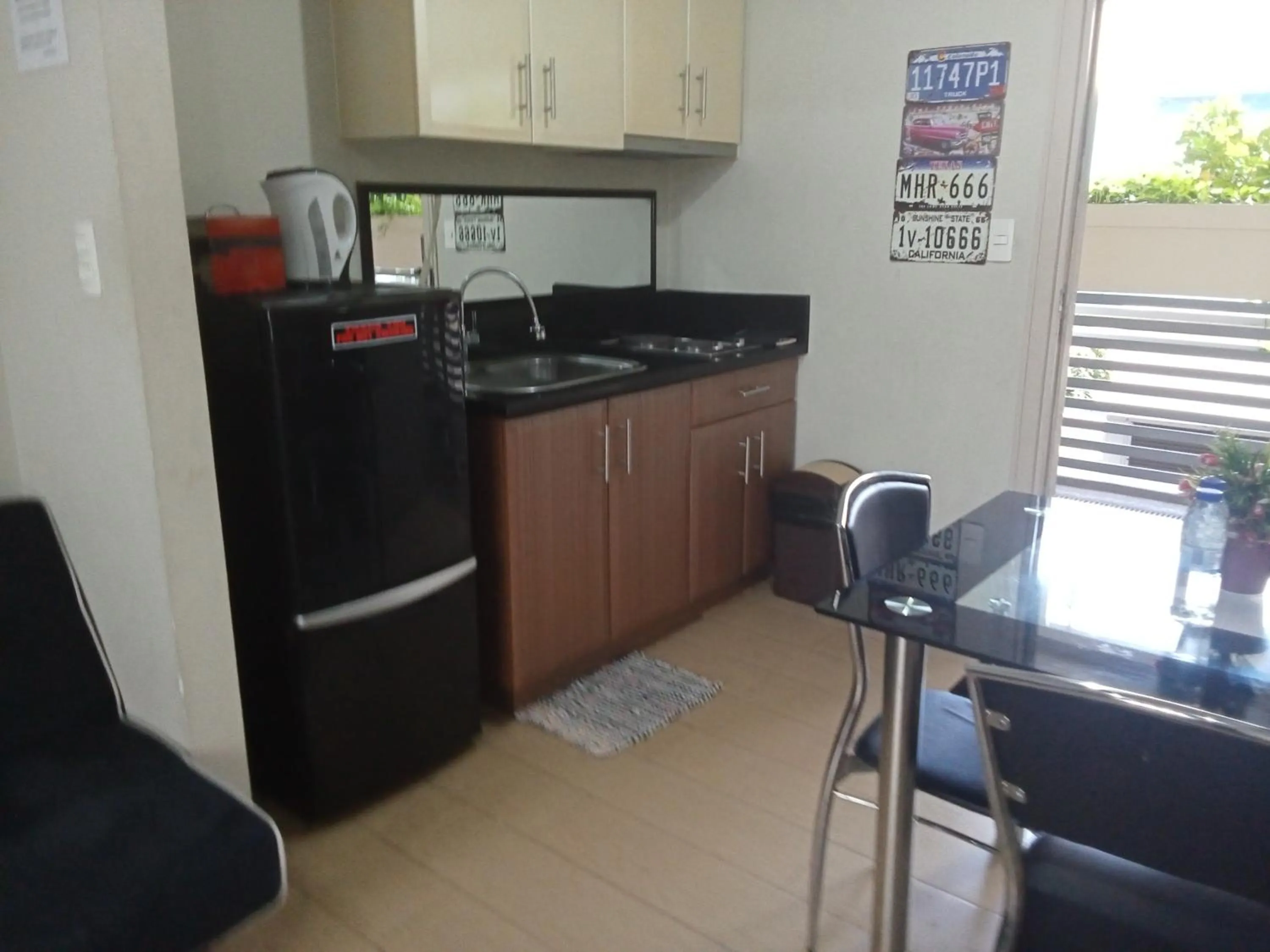 Coffee/tea facilities in Henry's Newport Condotel