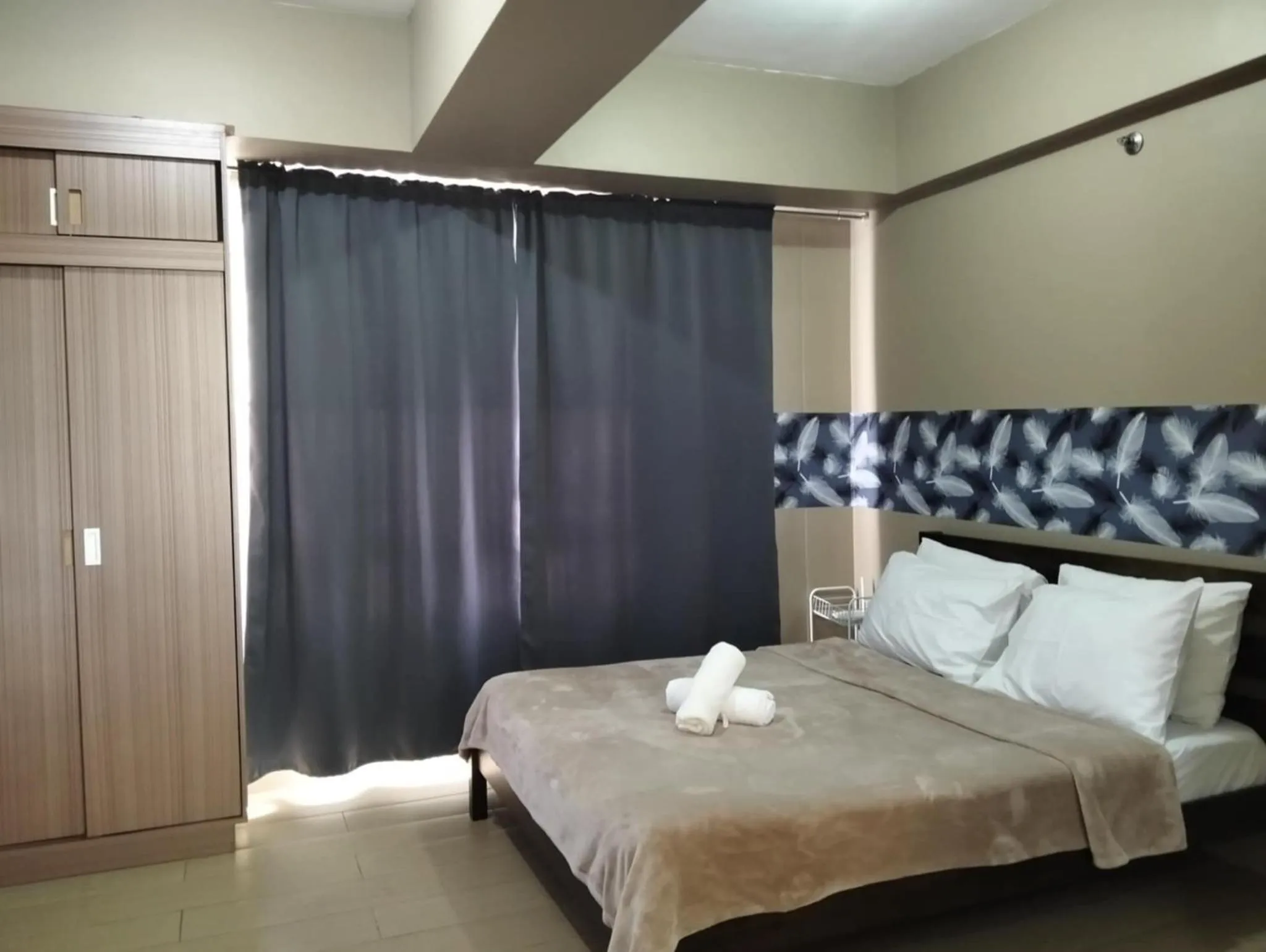 Bed in Henry's Newport Condotel