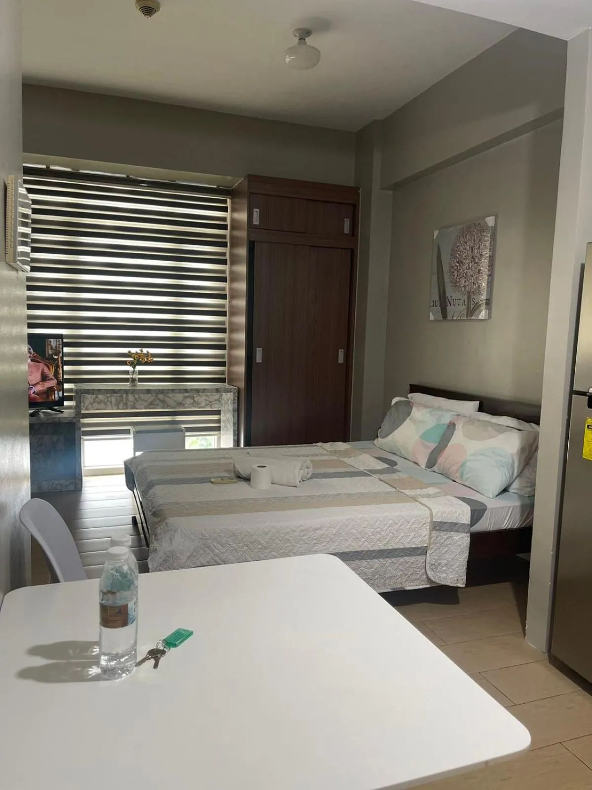 Seating area, Bed in Henry's Newport Condotel