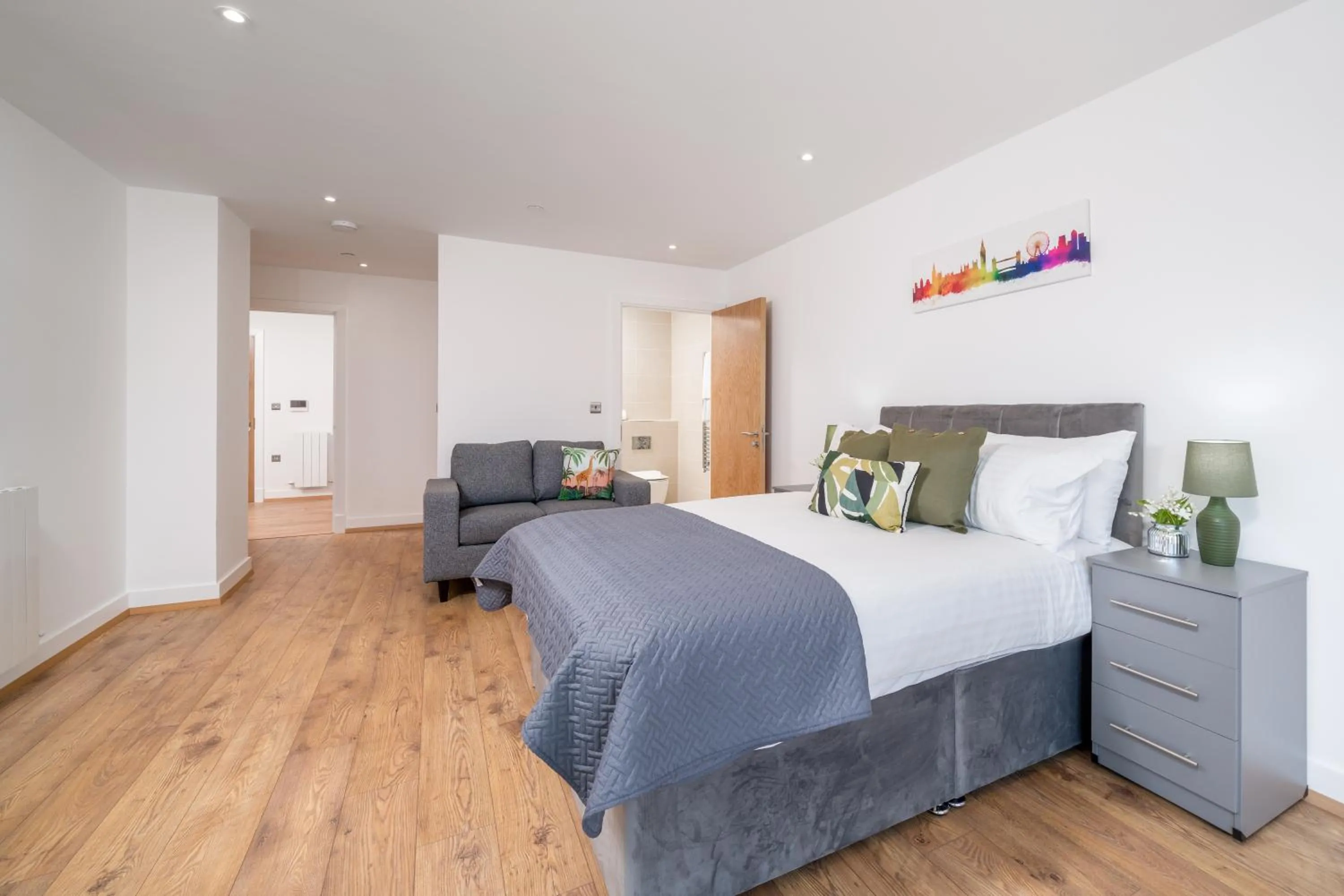 Skyvillion - London River Thames Top Floor Apartments by Woolwich Ferry, Mins to London ExCel, O2 Arena , London City Airport with Parking