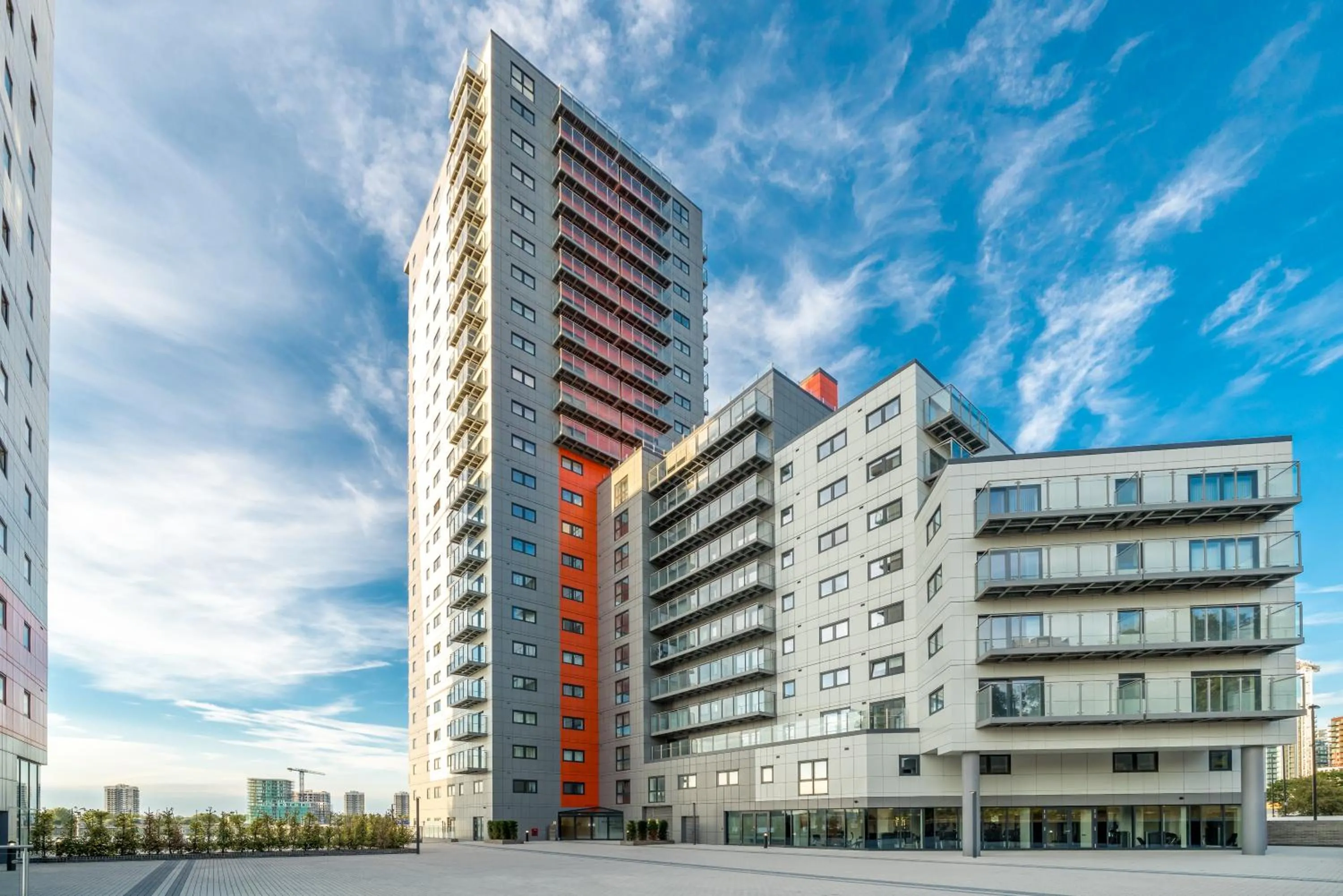 Skyvillion - London River Thames Top Floor Apartments by Woolwich Ferry, Mins to London ExCel, O2 Arena , London City Airport with Parking