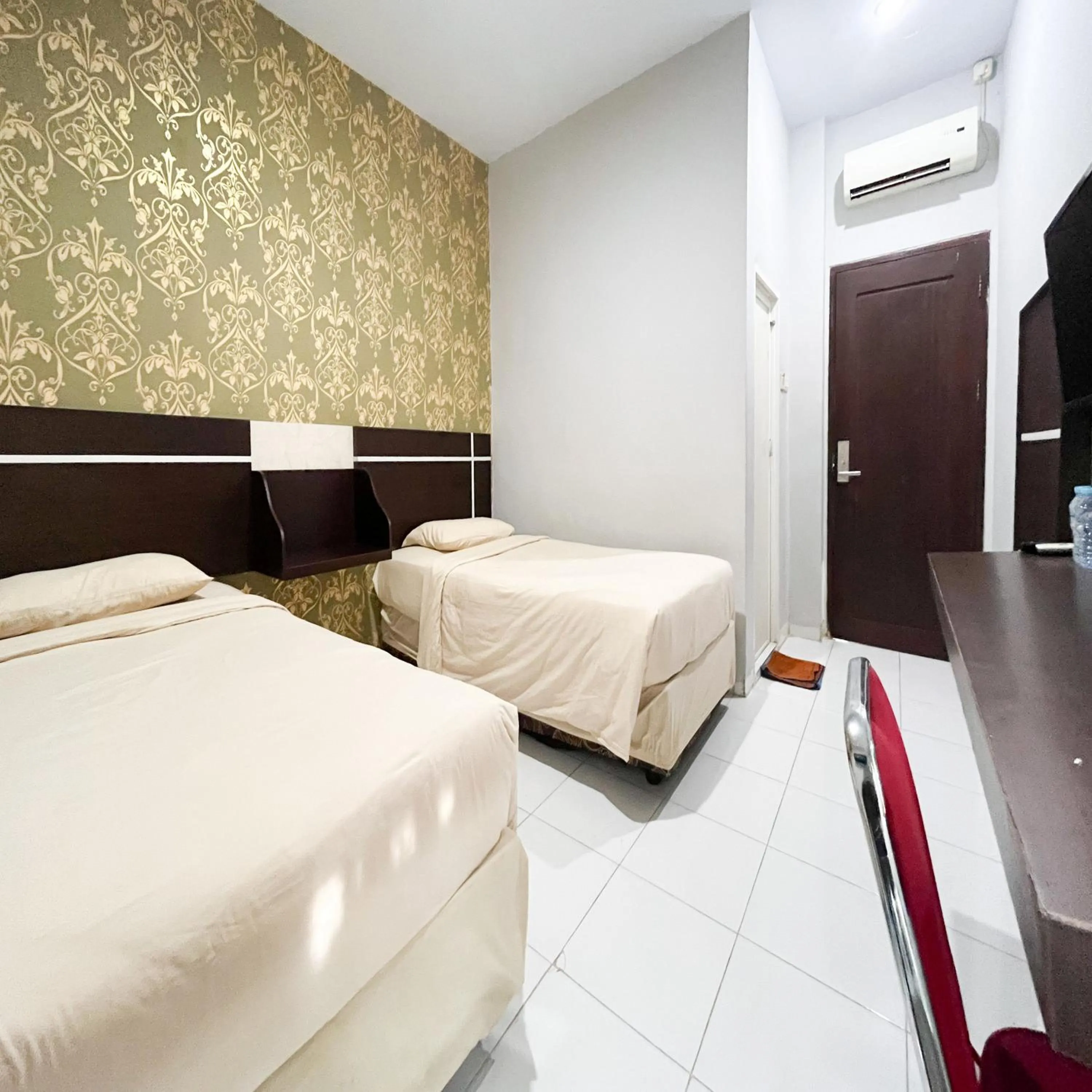 Bedroom, Bed in RedDoorz at Lucky Inn Panakukkang Makassar