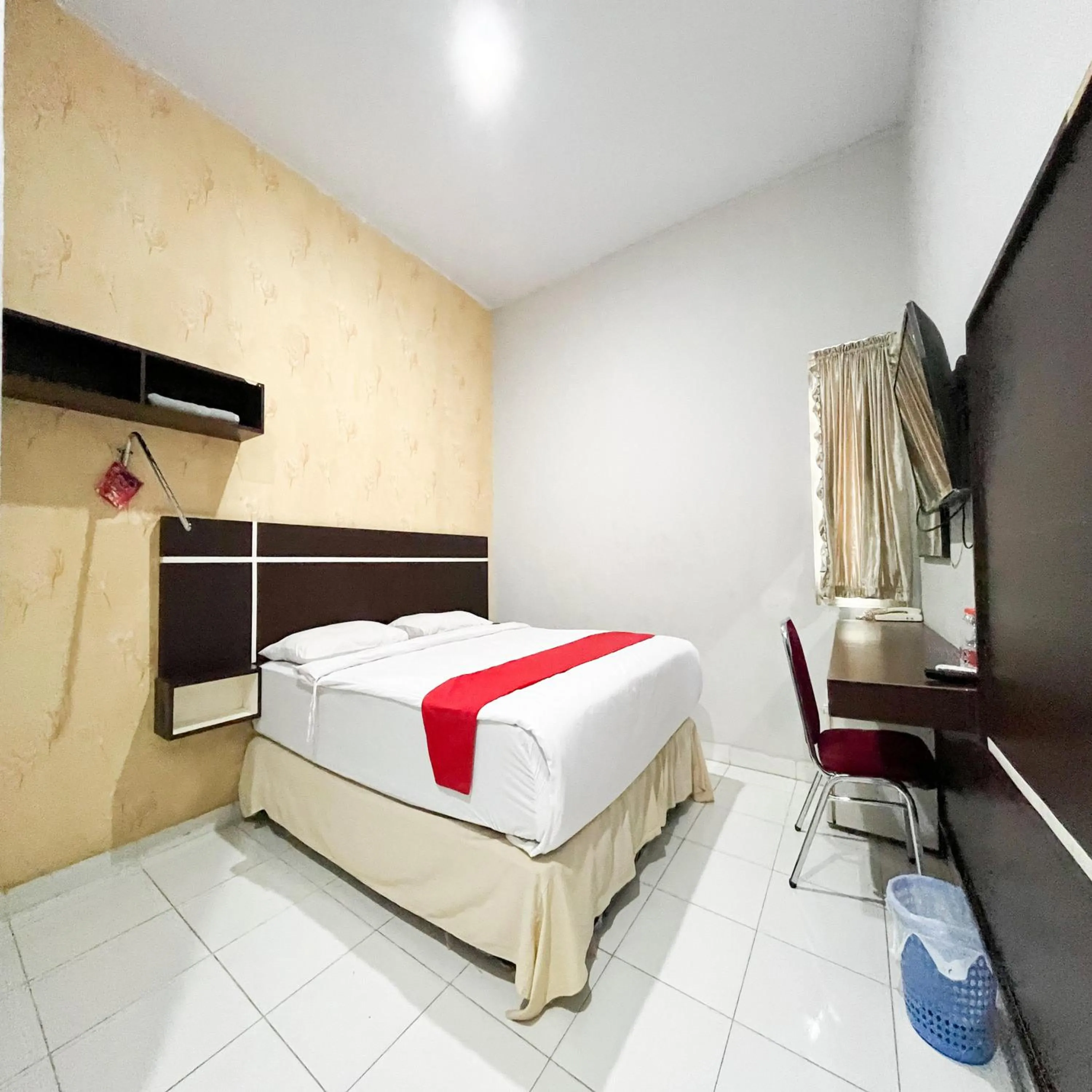 Bedroom, Bed in RedDoorz at Lucky Inn Panakukkang Makassar