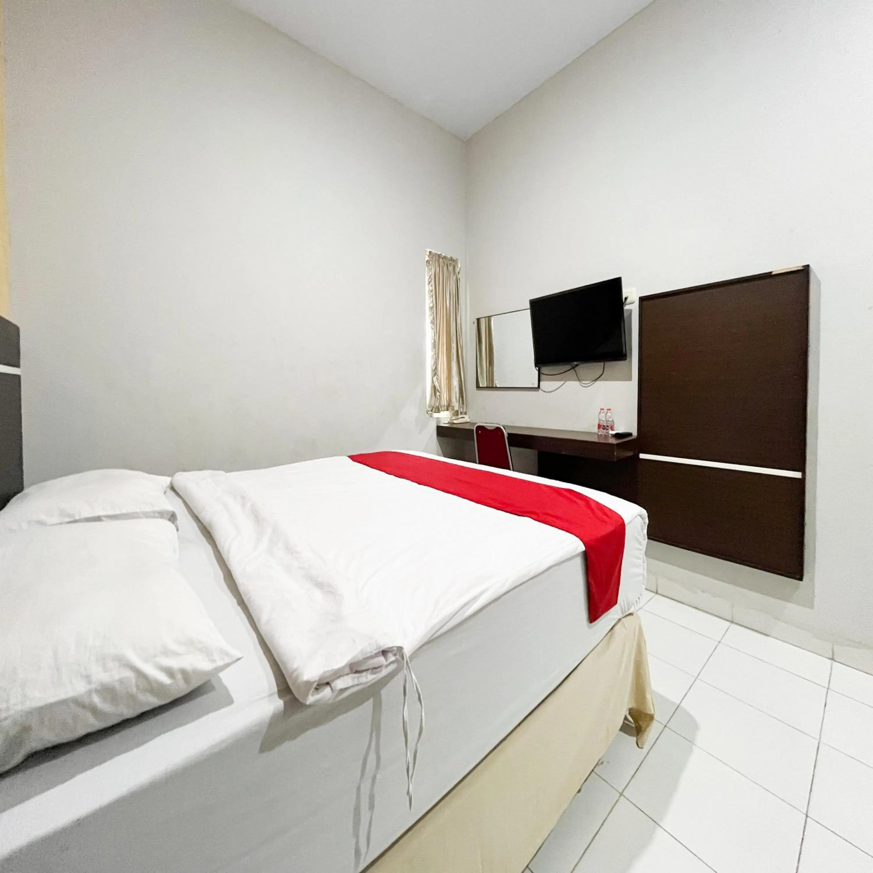 Bedroom, Bed in RedDoorz at Lucky Inn Panakukkang Makassar