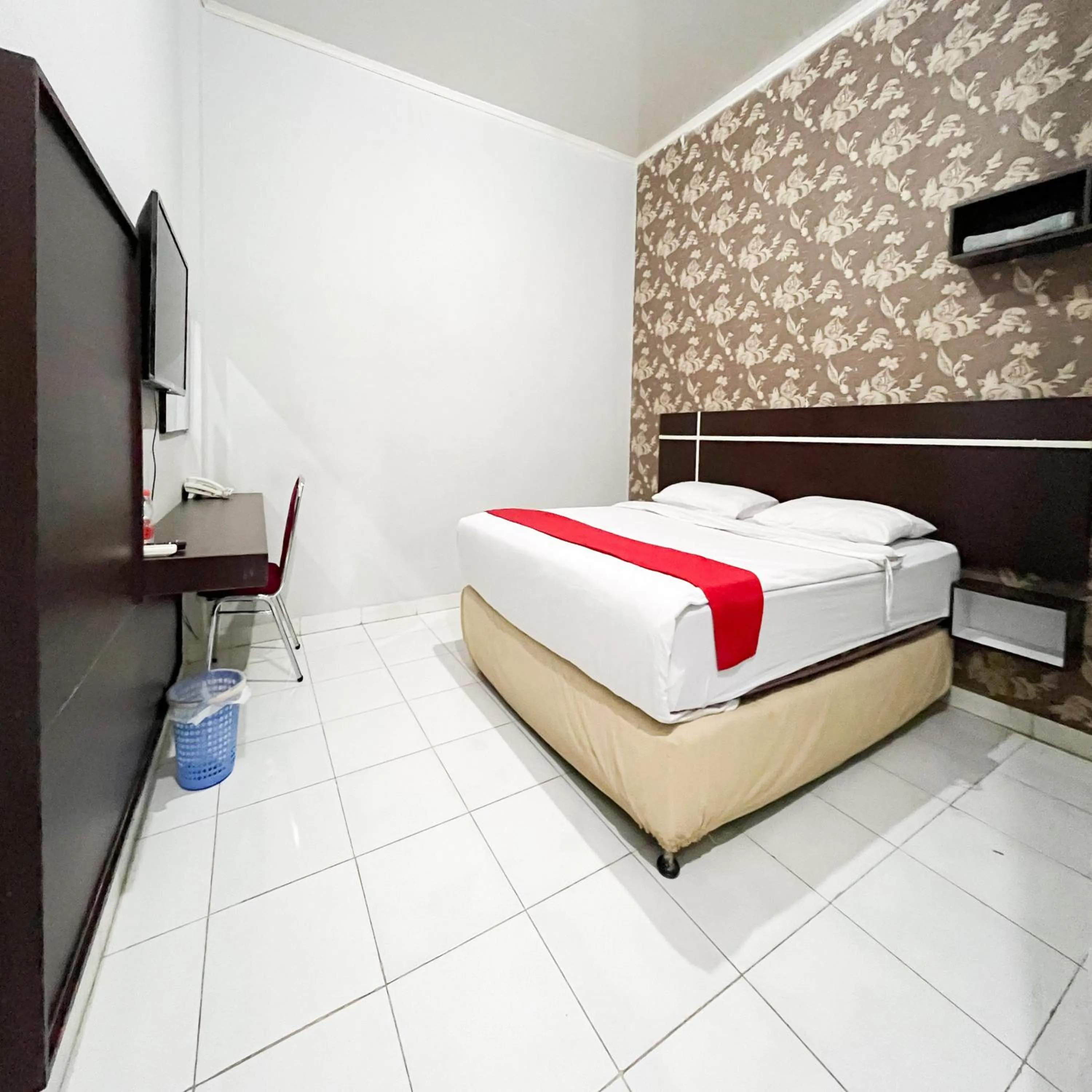 Bedroom, Bed in RedDoorz at Lucky Inn Panakukkang Makassar