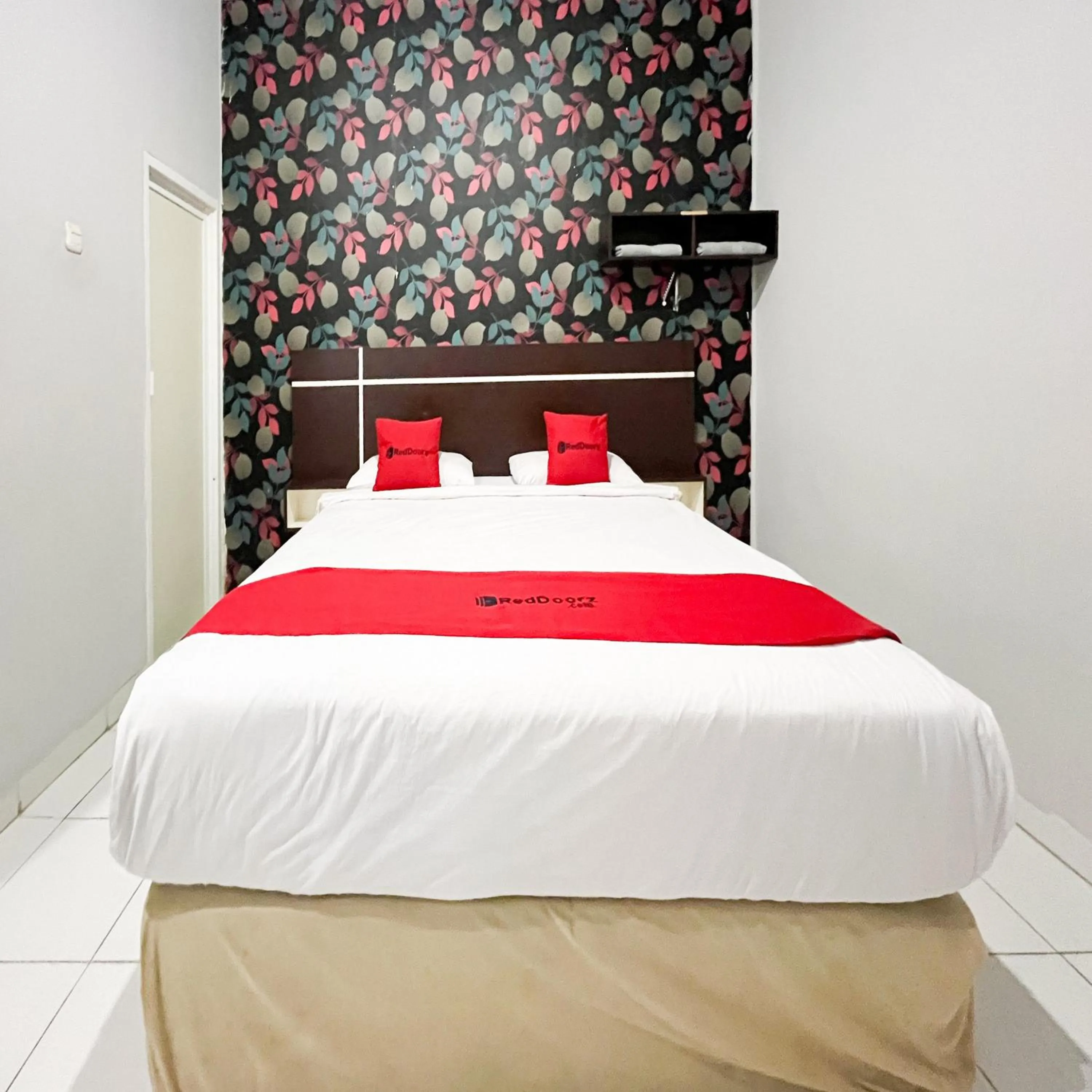 Bedroom, Bed in RedDoorz at Lucky Inn Panakukkang Makassar
