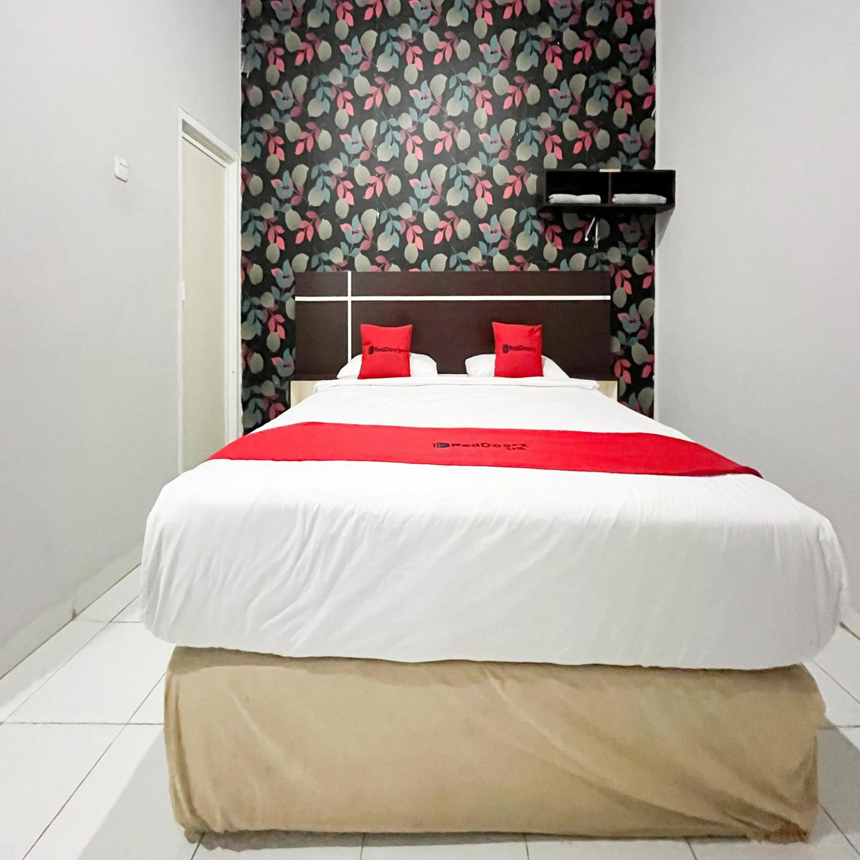 Bedroom, Bed in RedDoorz at Lucky Inn Panakukkang Makassar