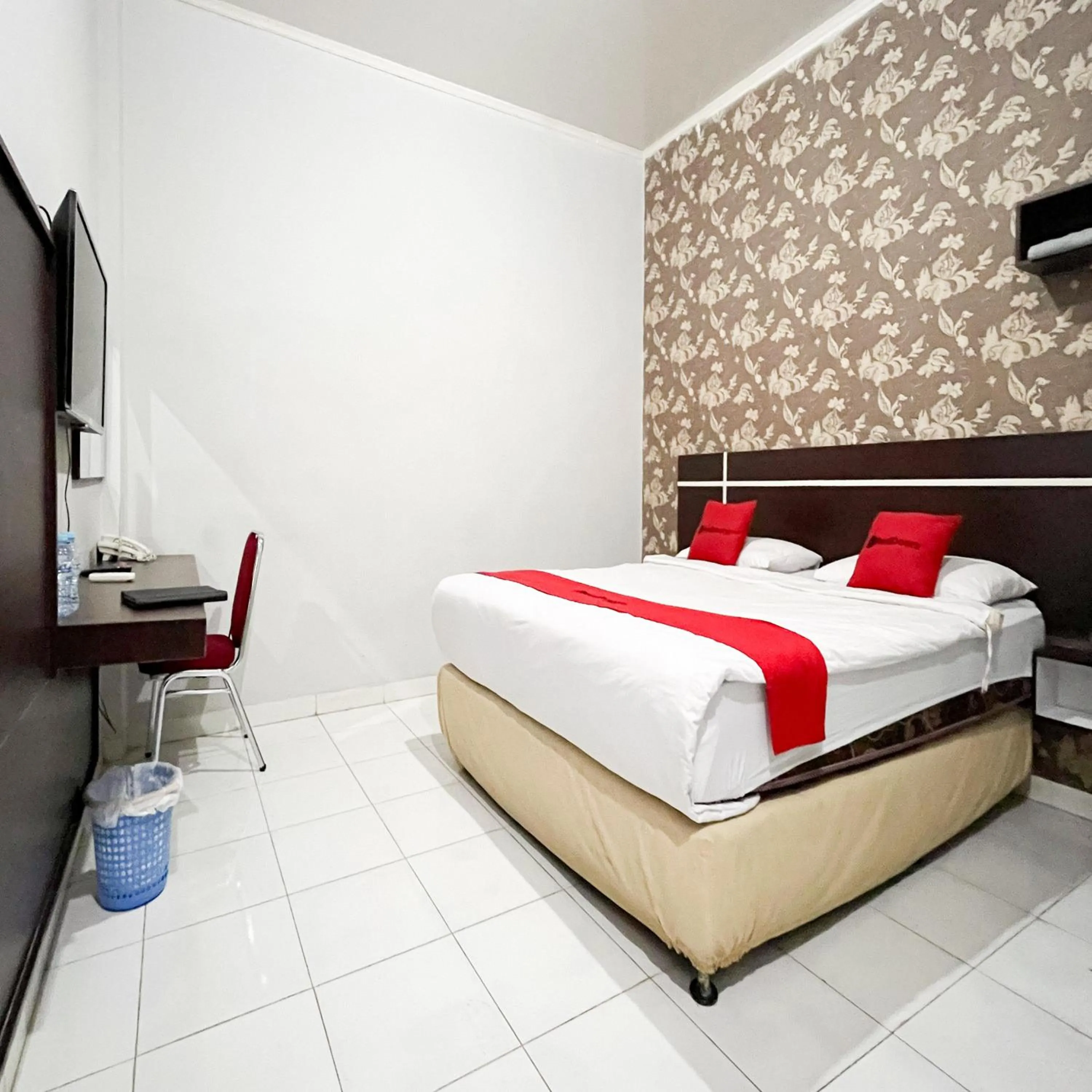 Bedroom, Bed in RedDoorz at Lucky Inn Panakukkang Makassar