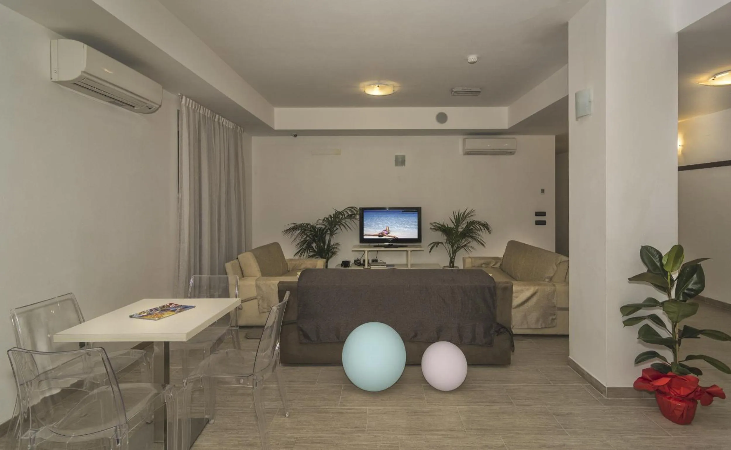 Communal lounge/ TV room in Hotel Lido Inn