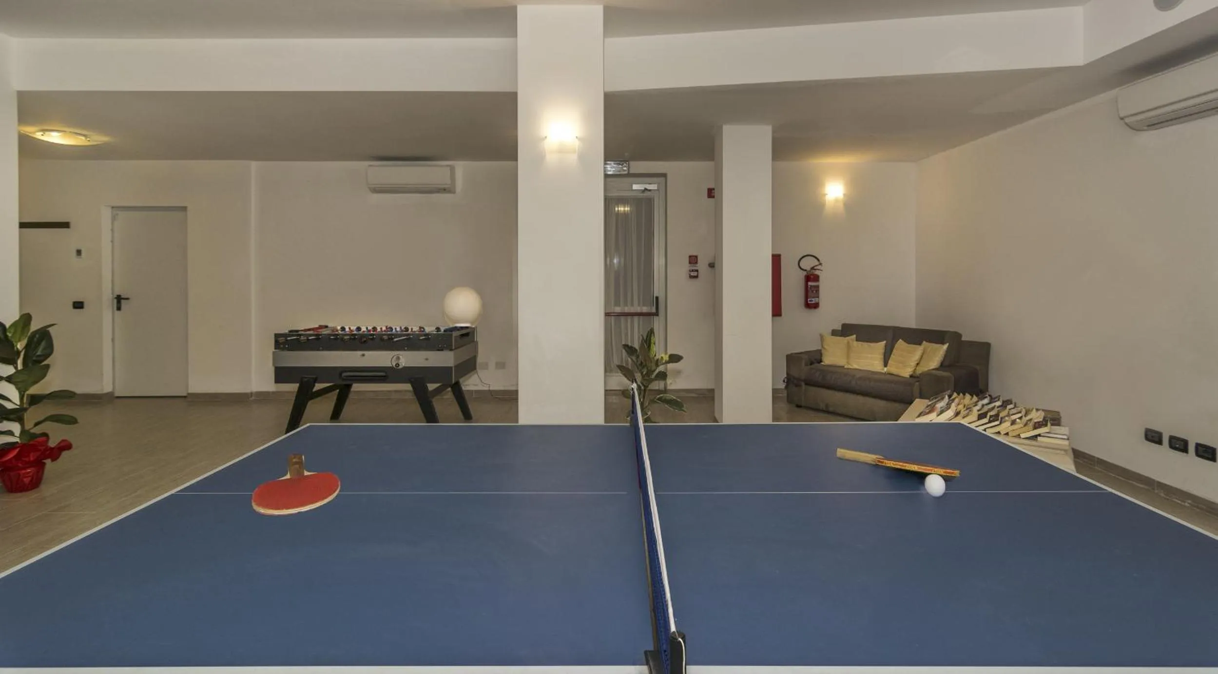 Communal lounge/ TV room in Hotel Lido Inn