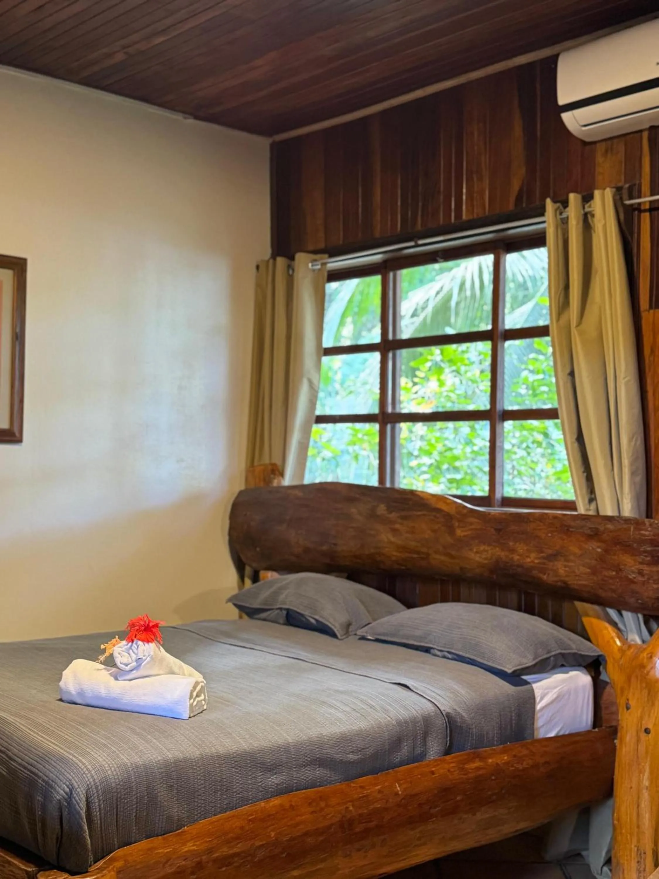 Bed in Hotel La Isla Inn