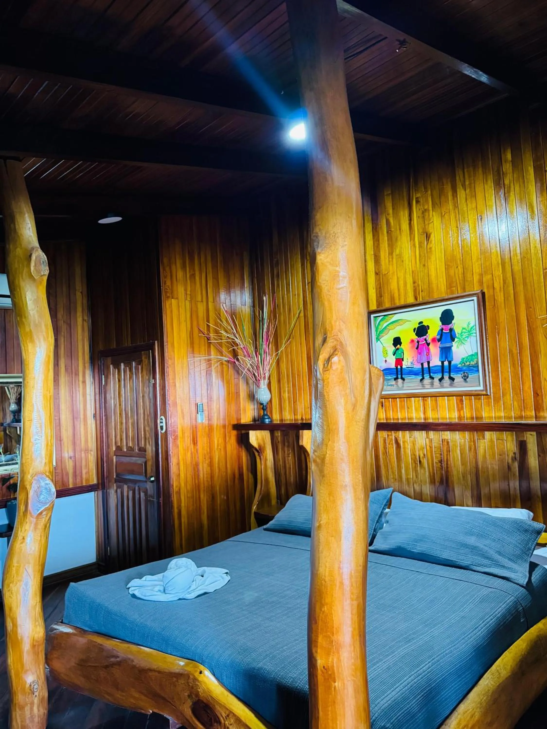 Bed in Hotel La Isla Inn