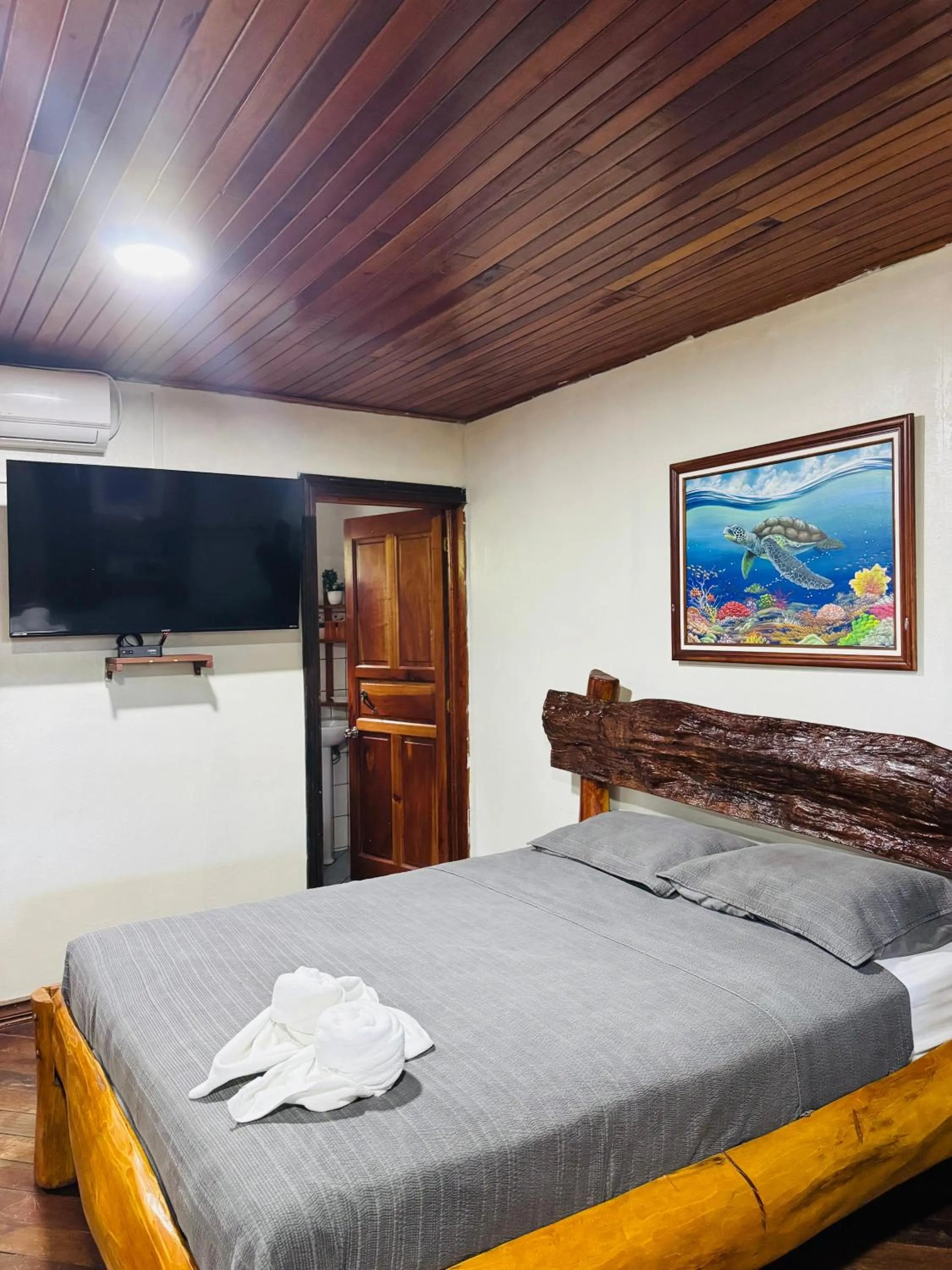 Bed in Hotel La Isla Inn