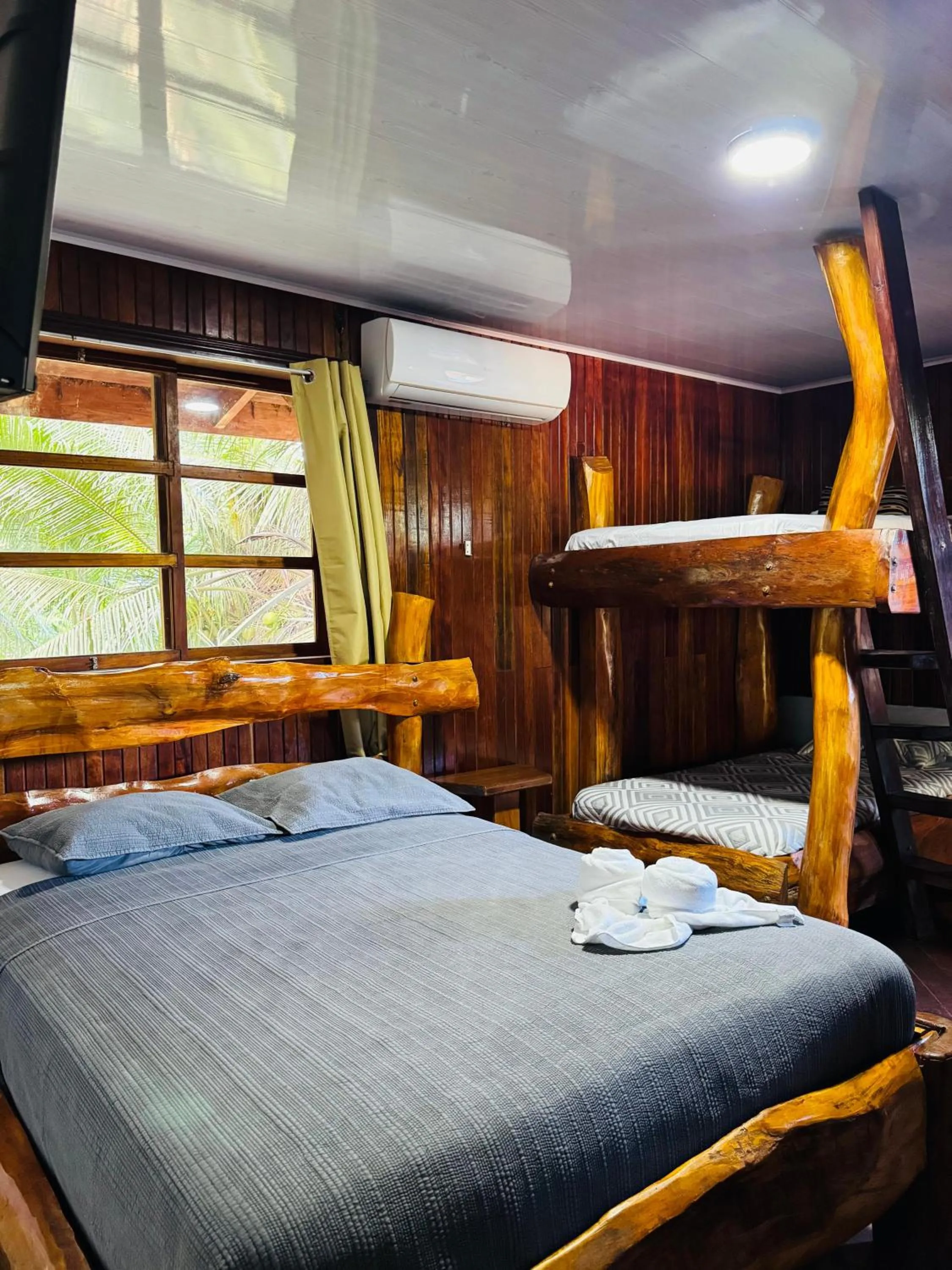 Bed in Hotel La Isla Inn