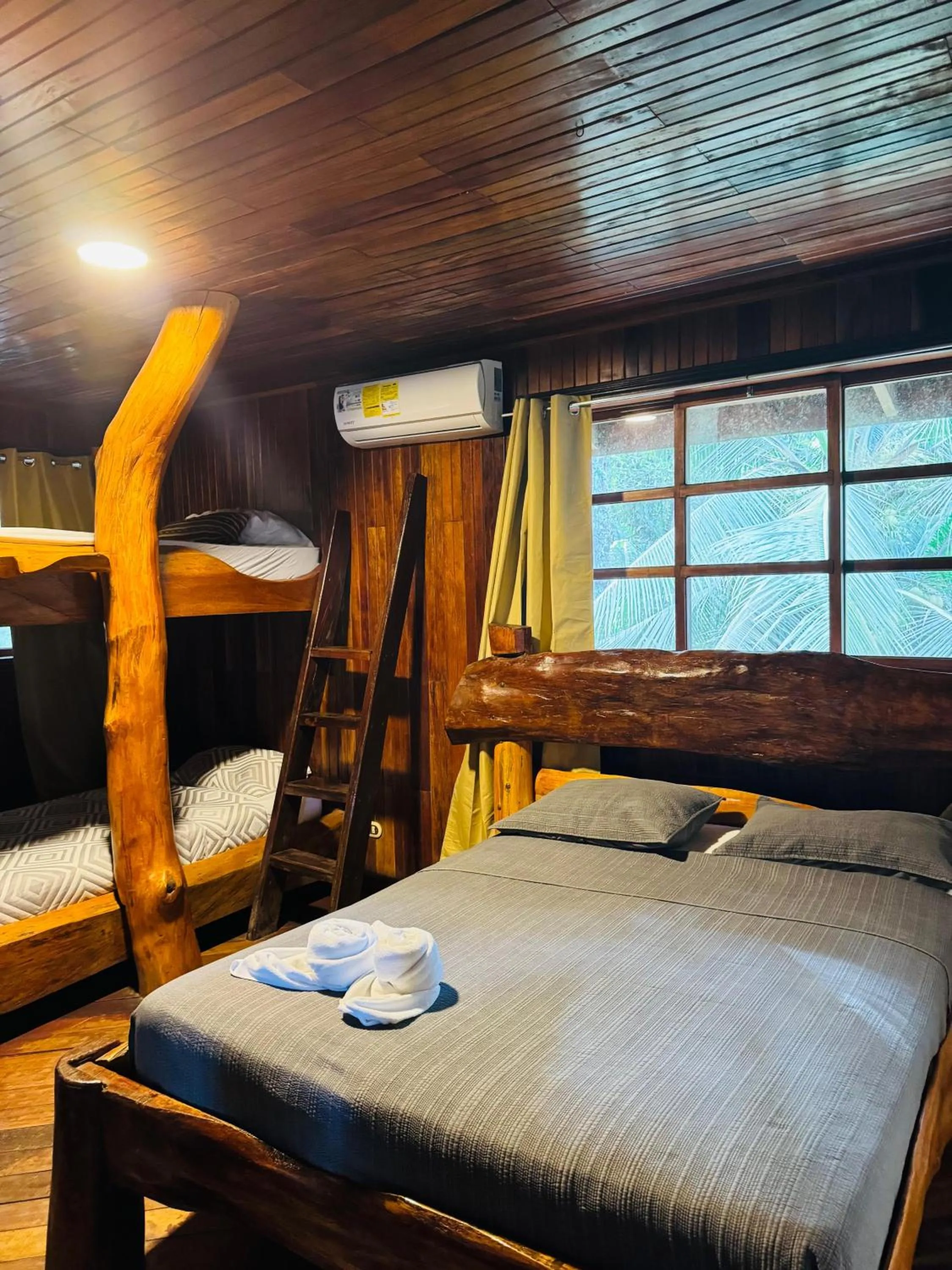 Bed in Hotel La Isla Inn