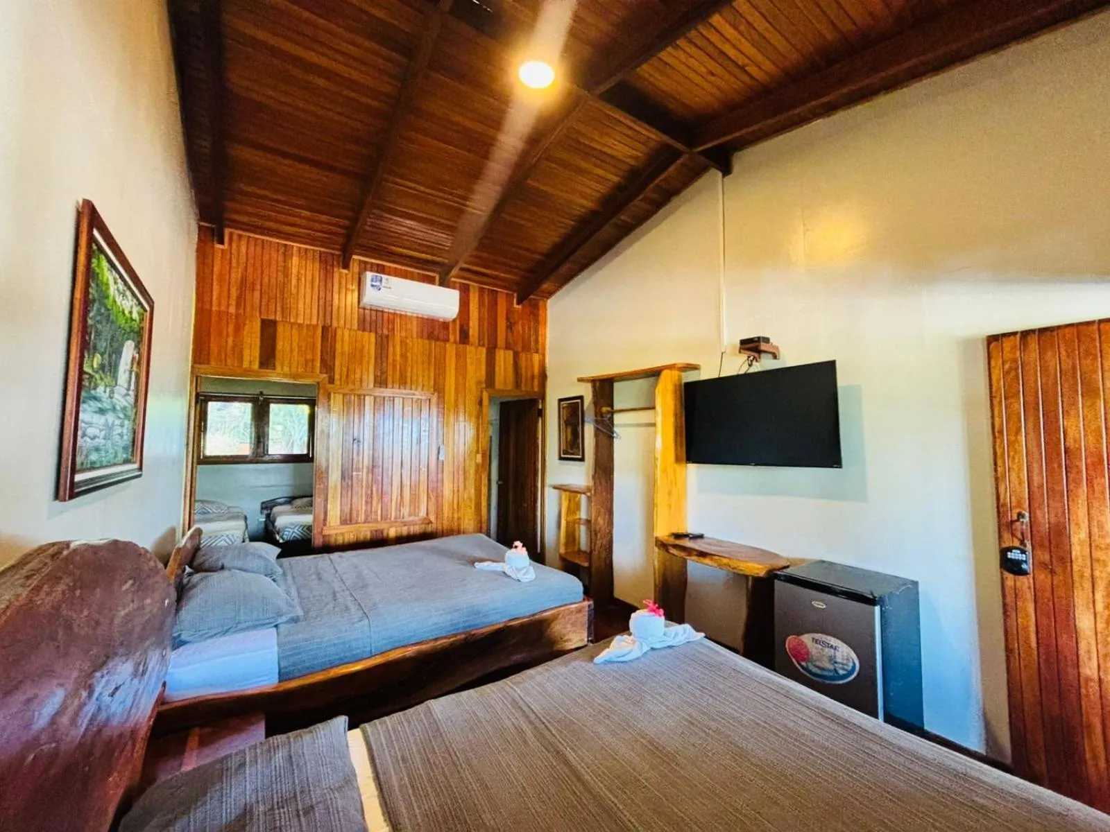 Bed in Hotel La Isla Inn