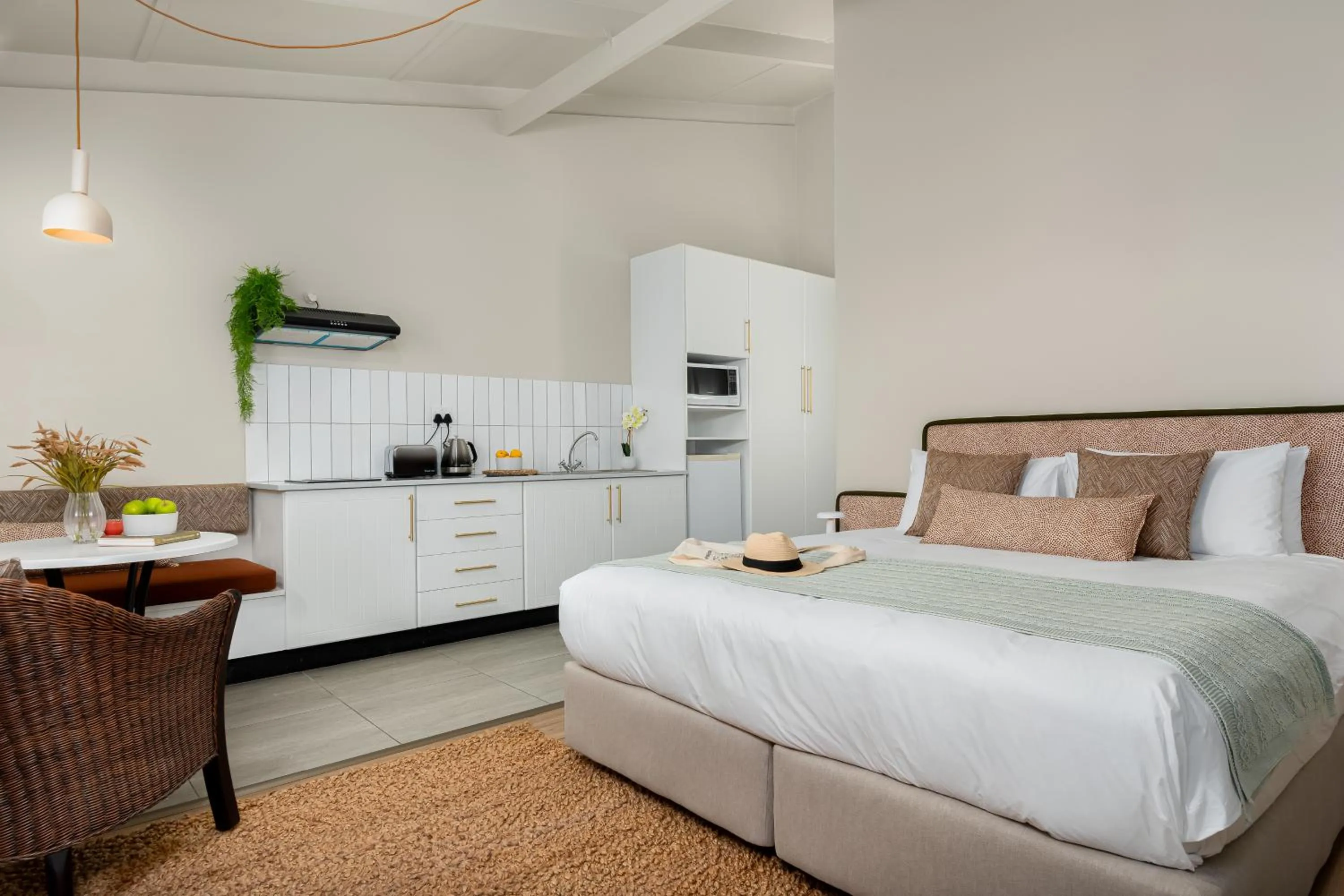 Kitchen or kitchenette, Bed in Neighbourgood Franschhoek