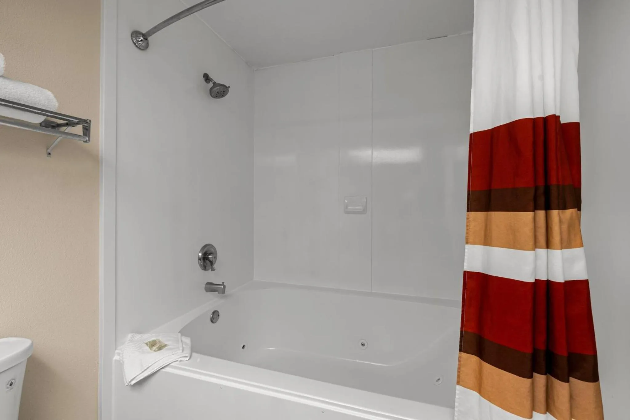 Bathroom in Red Roof Inn & Suites Albany, GA