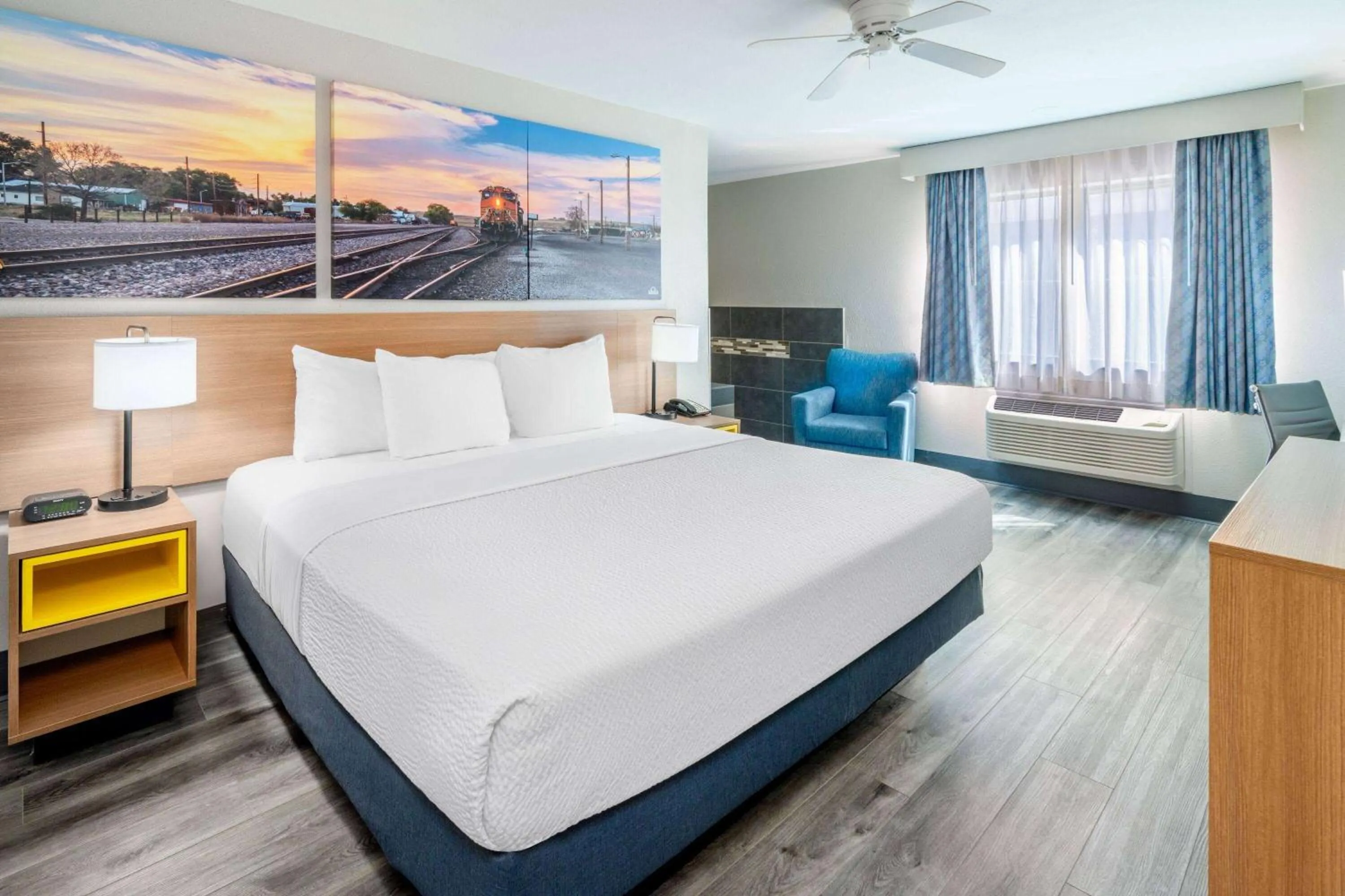 Bath, Bed in Days Inn by Wyndham Lamar