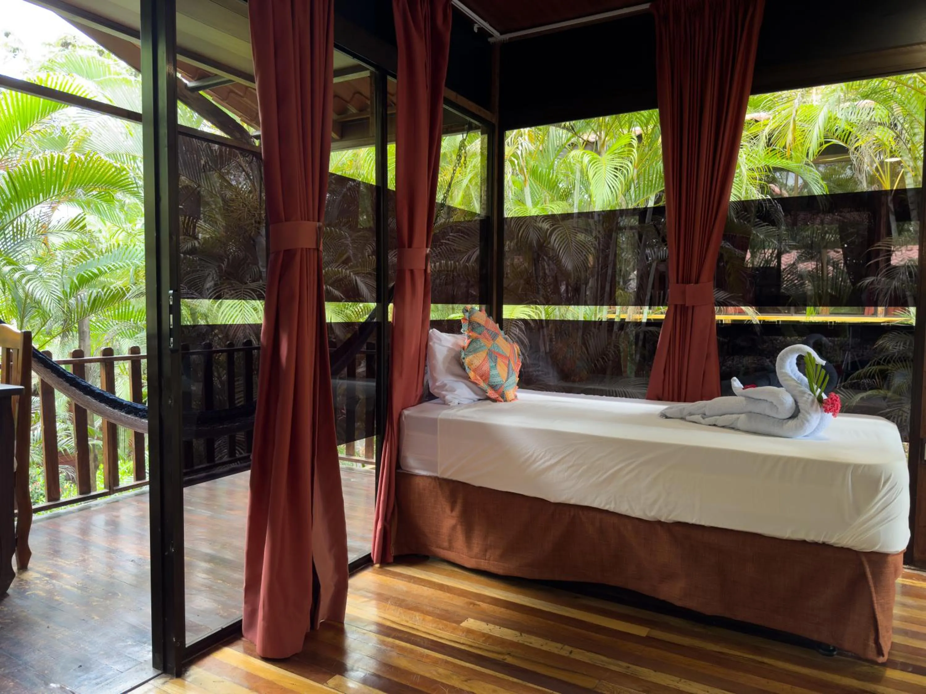 Bed in Hotel Heliconias Nature Inn & Hot Springs