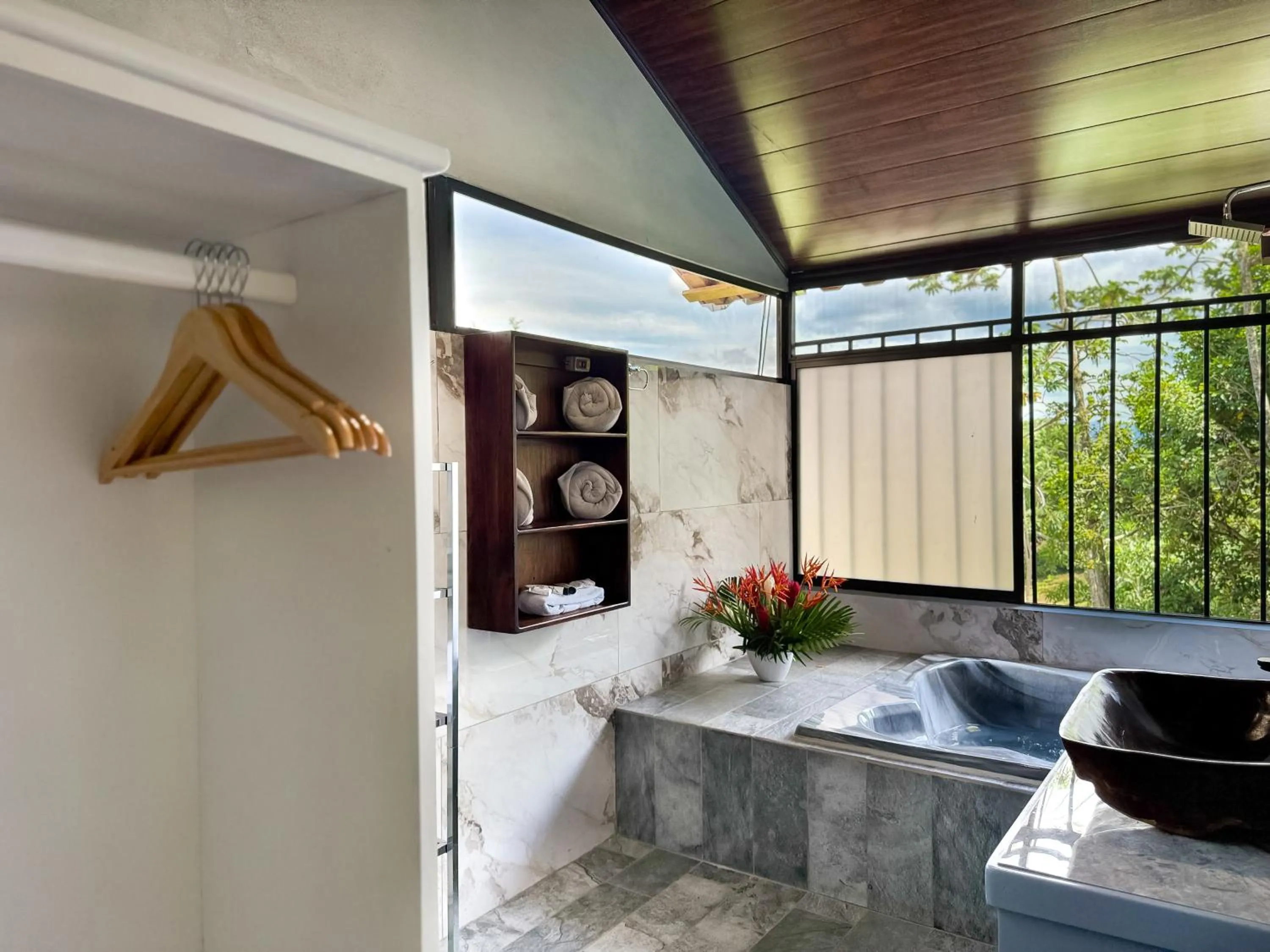Bathroom in Hotel Heliconias Nature Inn & Hot Springs