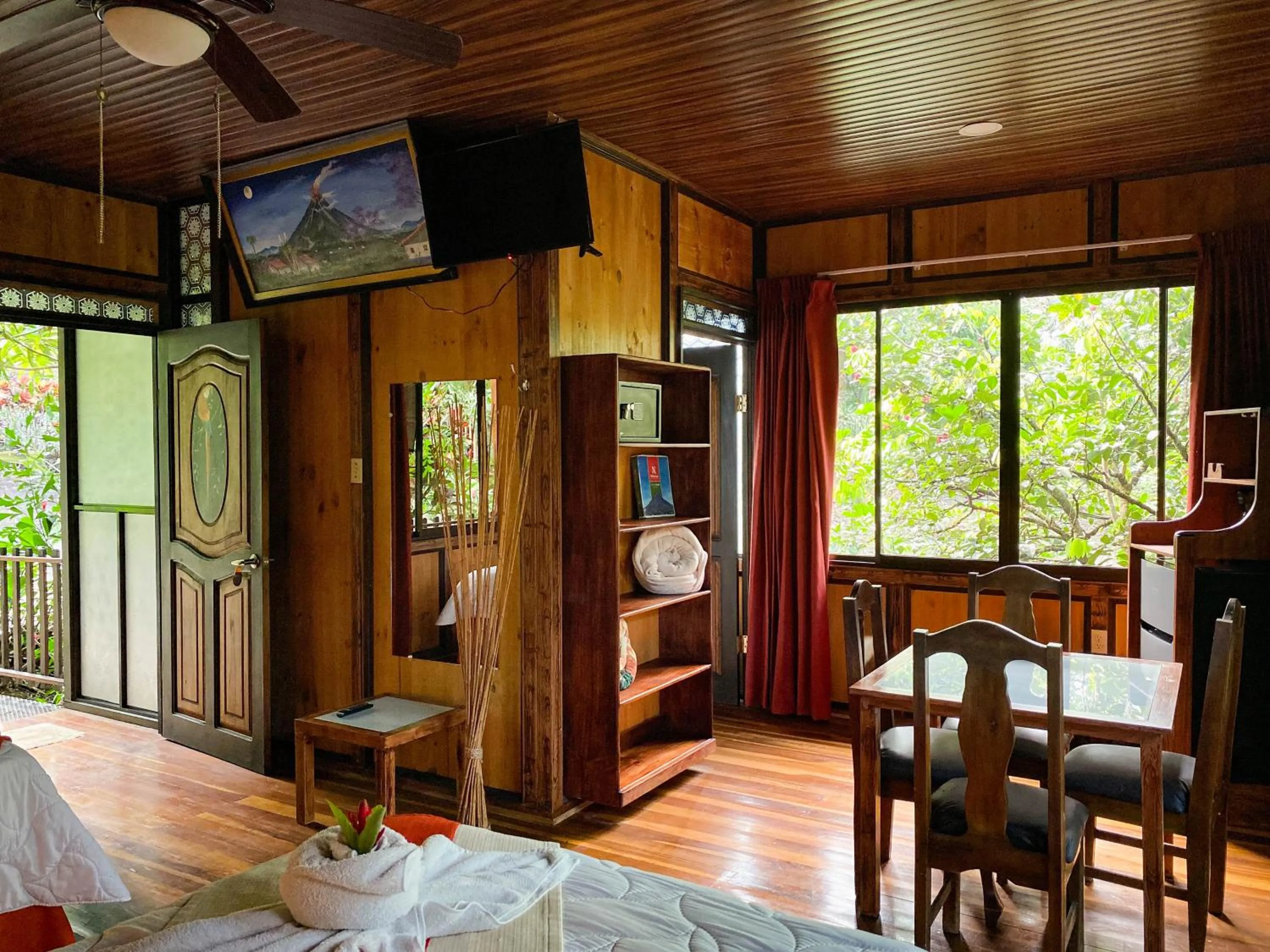 Bedroom in Hotel Heliconias Nature Inn & Hot Springs