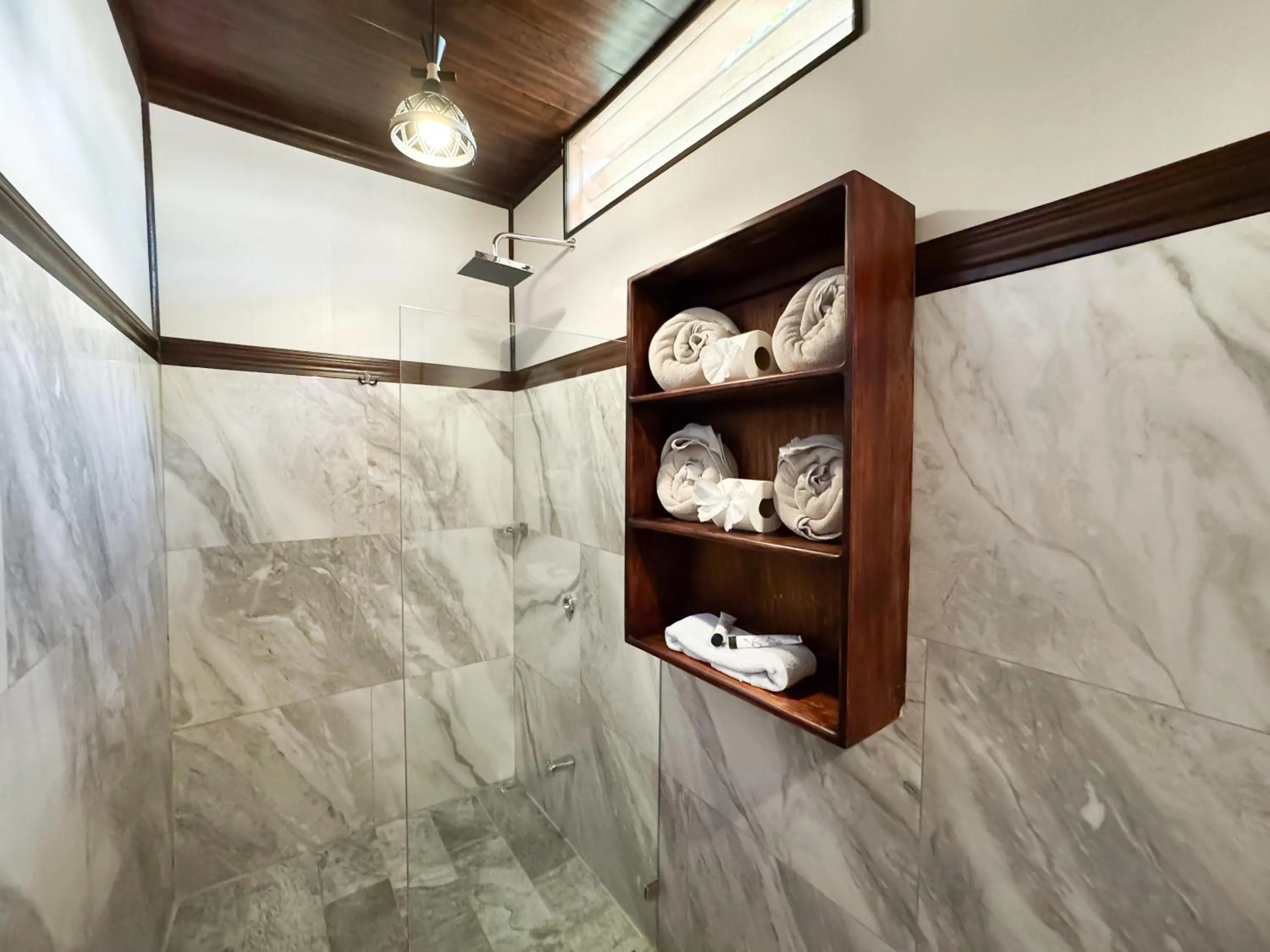 Bathroom in Hotel Heliconias Nature Inn & Hot Springs