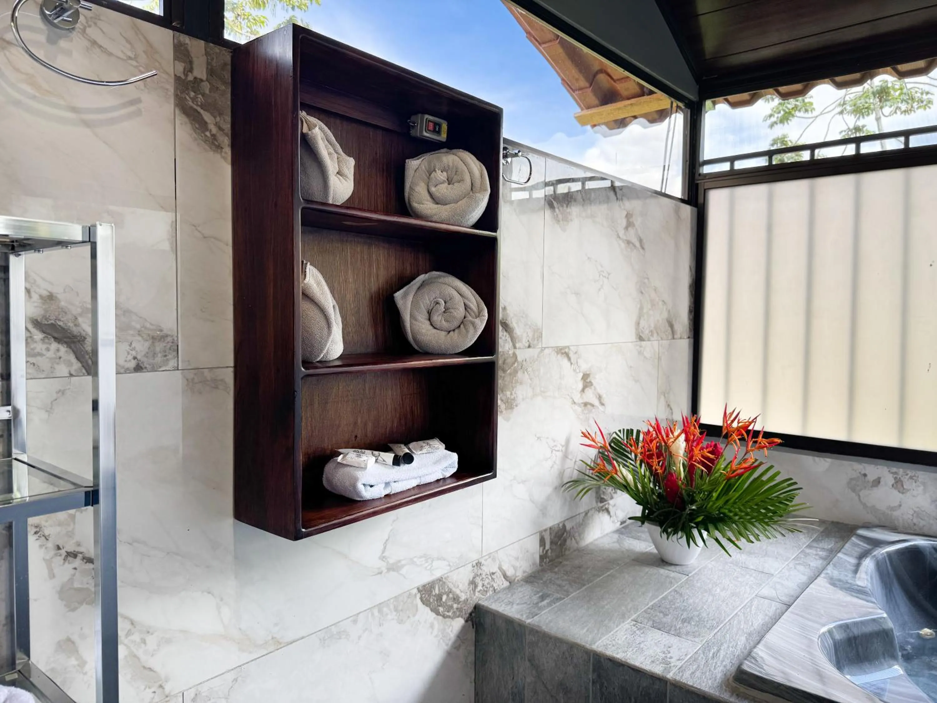 Bathroom in Hotel Heliconias Nature Inn & Hot Springs