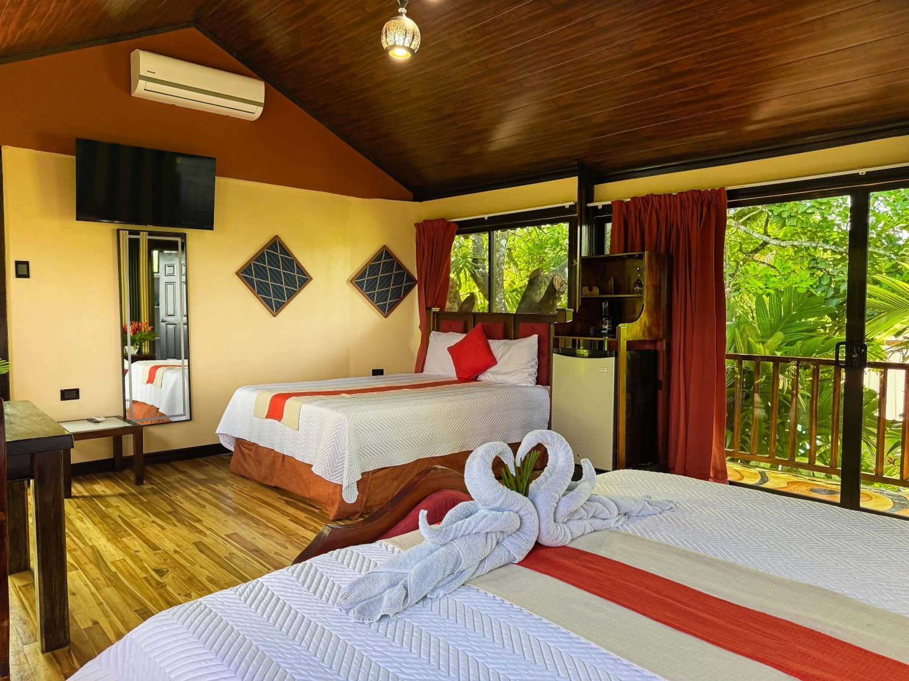 Bed in Hotel Heliconias Nature Inn & Hot Springs