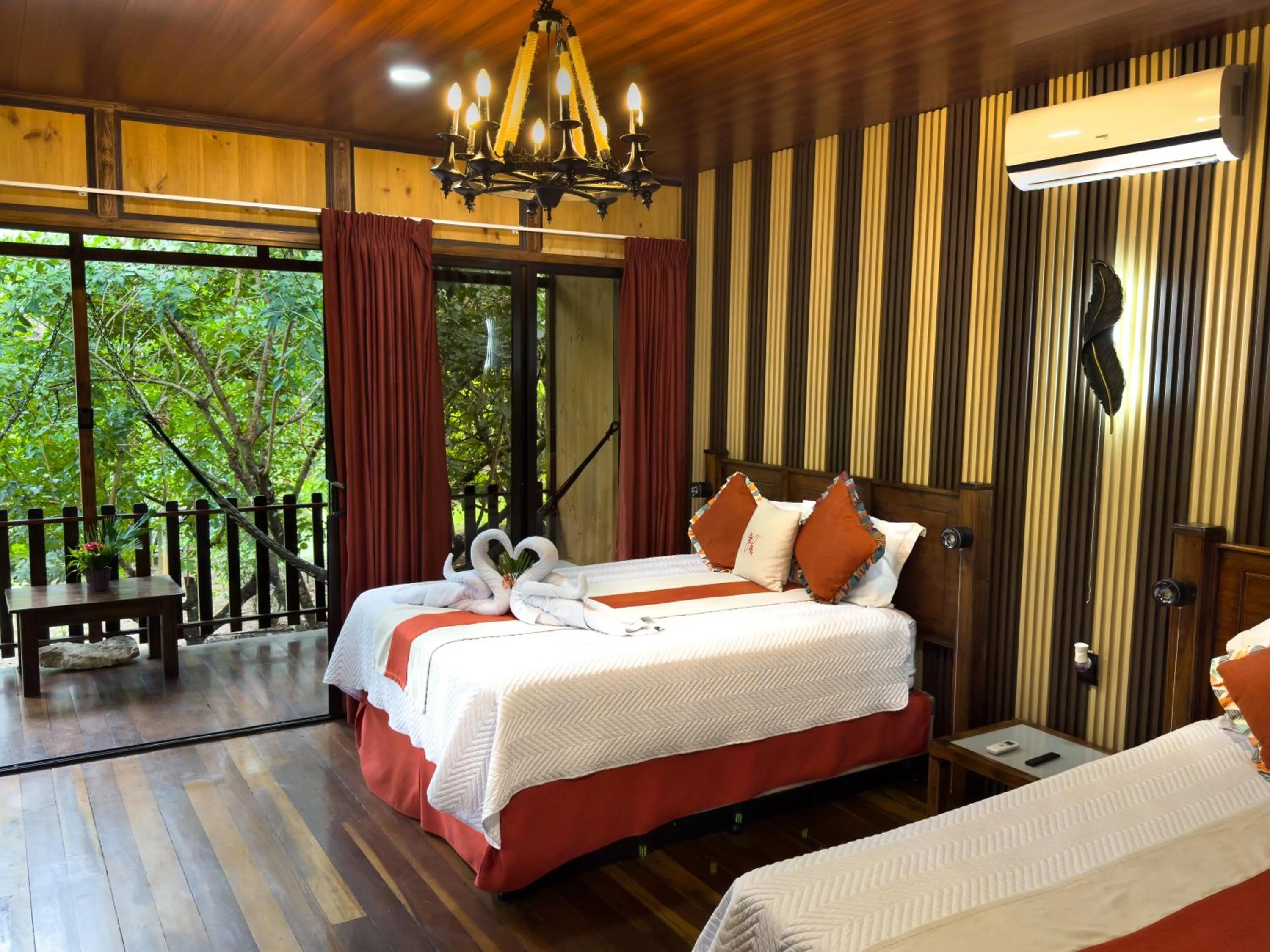 Bed in Hotel Heliconias Nature Inn & Hot Springs