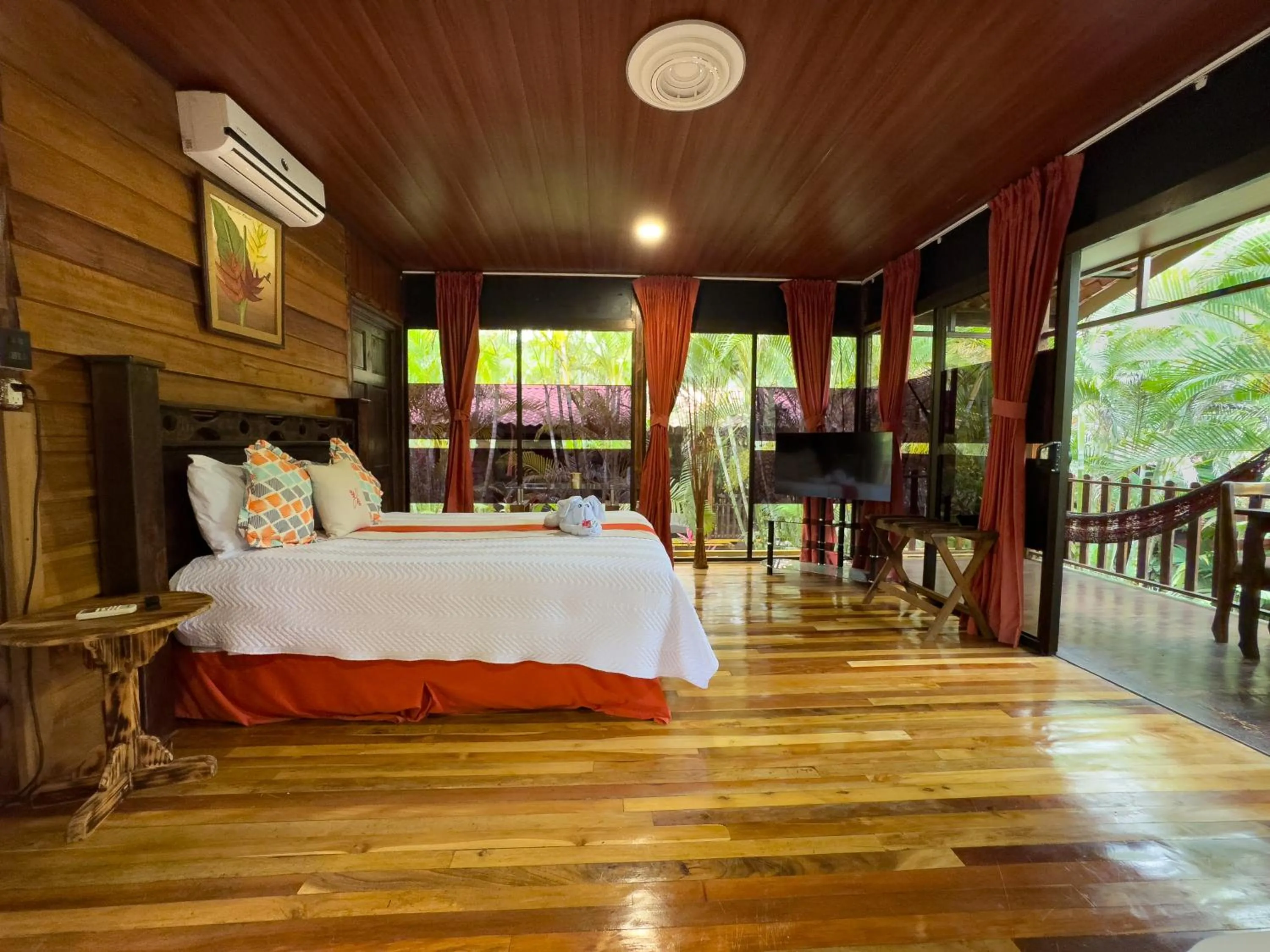 Bed in Hotel Heliconias Nature Inn & Hot Springs