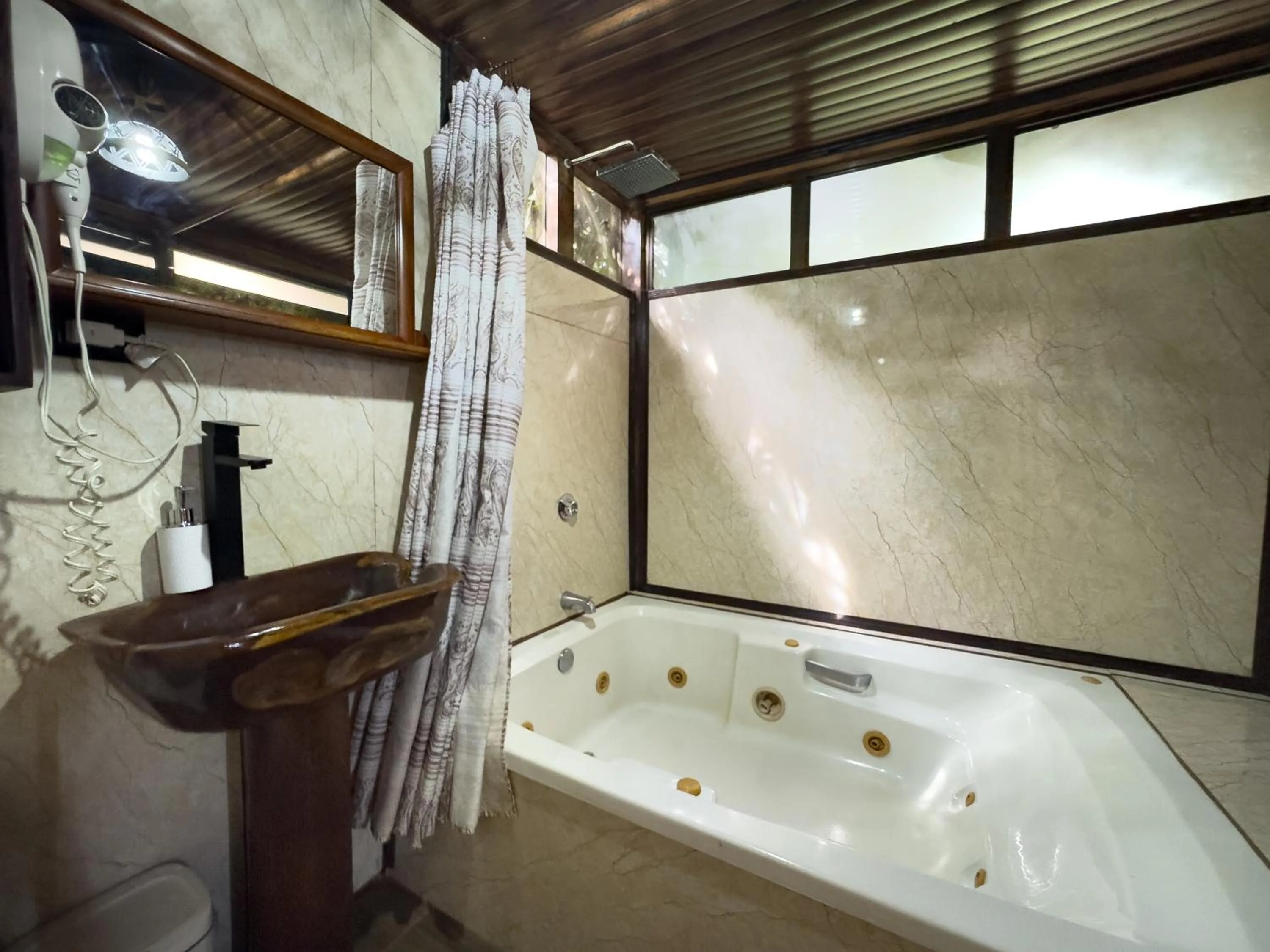 Bathroom in Hotel Heliconias Nature Inn & Hot Springs