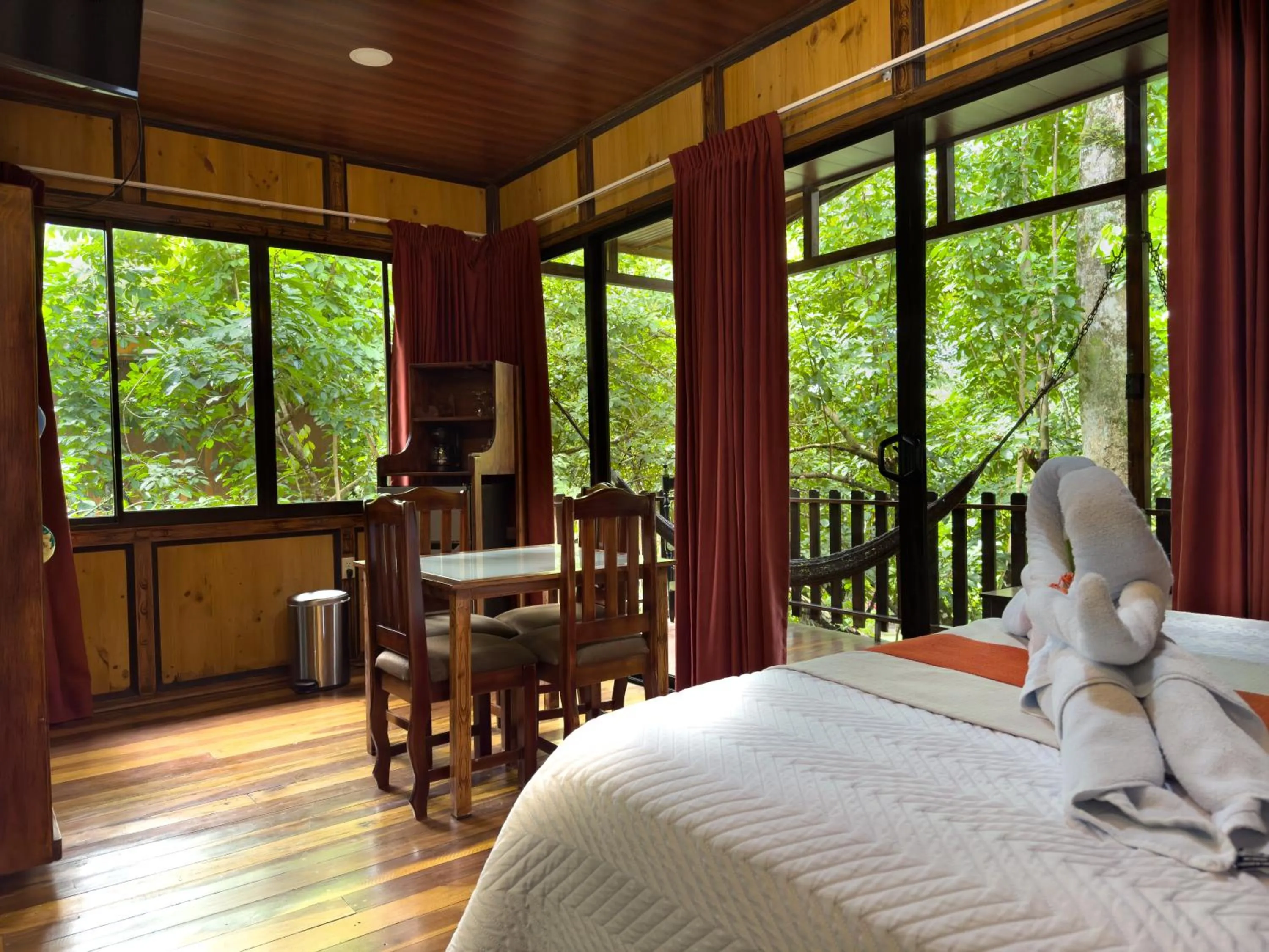 Bed in Hotel Heliconias Nature Inn & Hot Springs